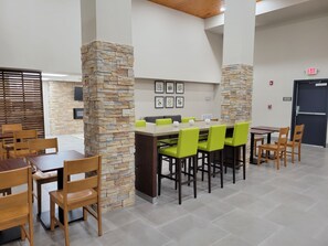 Free daily continental breakfast - Country Inn & Suites by Radisson Macon West (Macon)