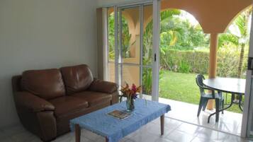 Appartement, 2 slaapkamers, uitzicht op lagune | Woonkamer | Flatscreentelevisie en een dvd-speler