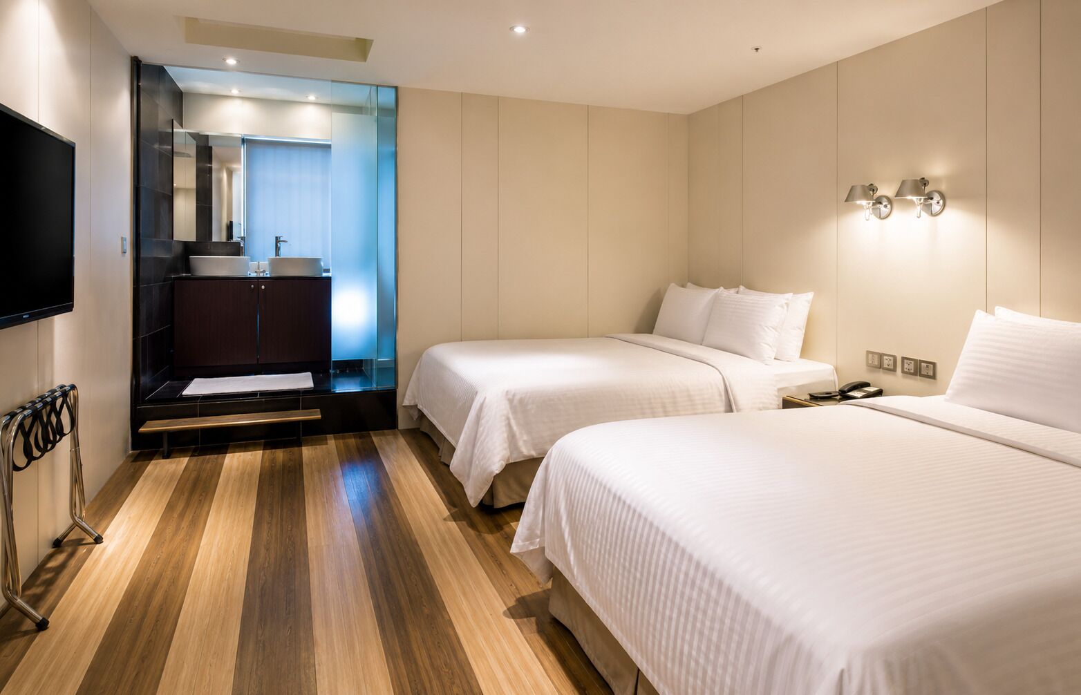 Premium bedding, Select Comfort beds, free minibar, in-room safe