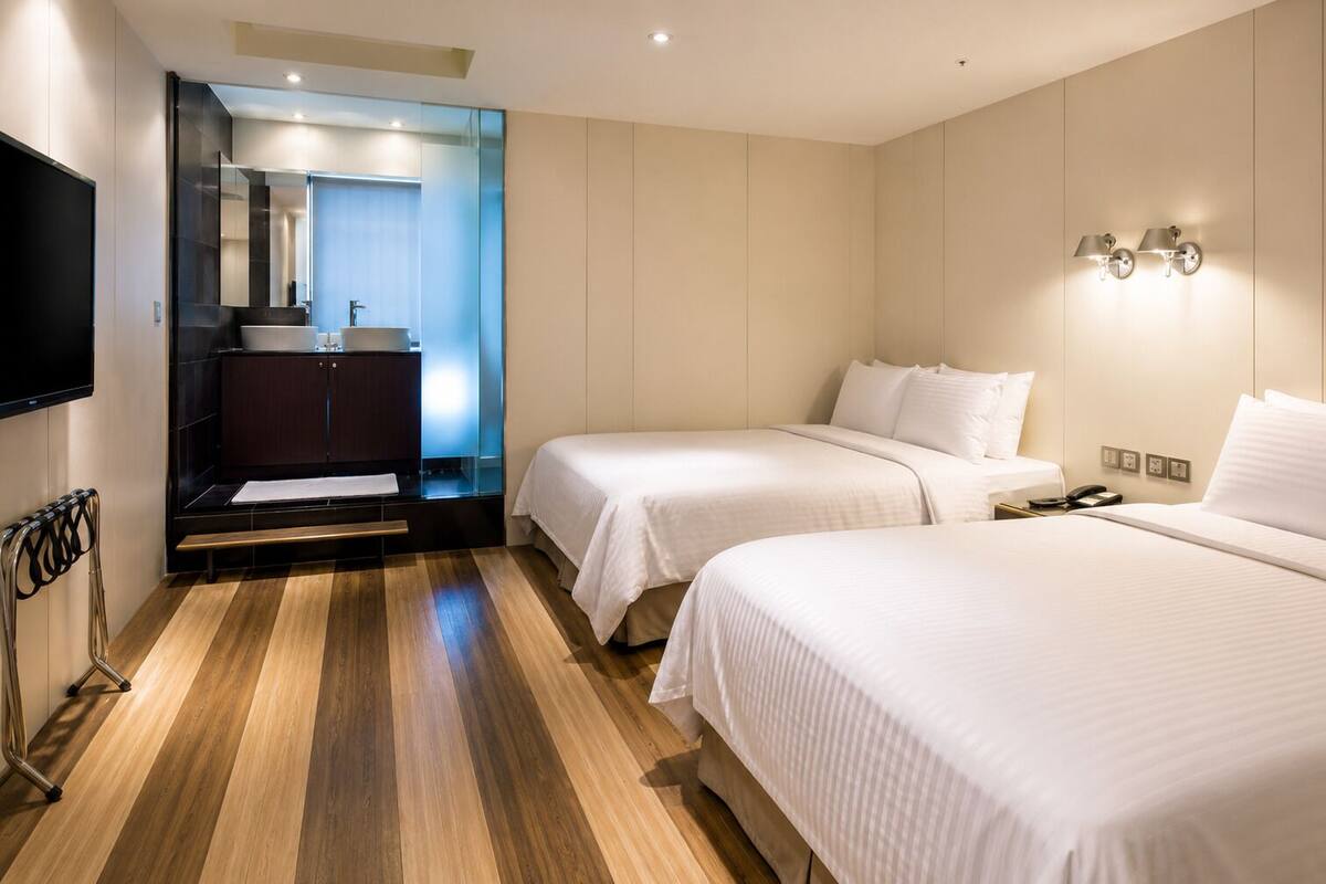家庭套房, 塔楼 | 高档床上用品、Select Comfort 床、迷你吧（备有免费物品）、客房内保险箱