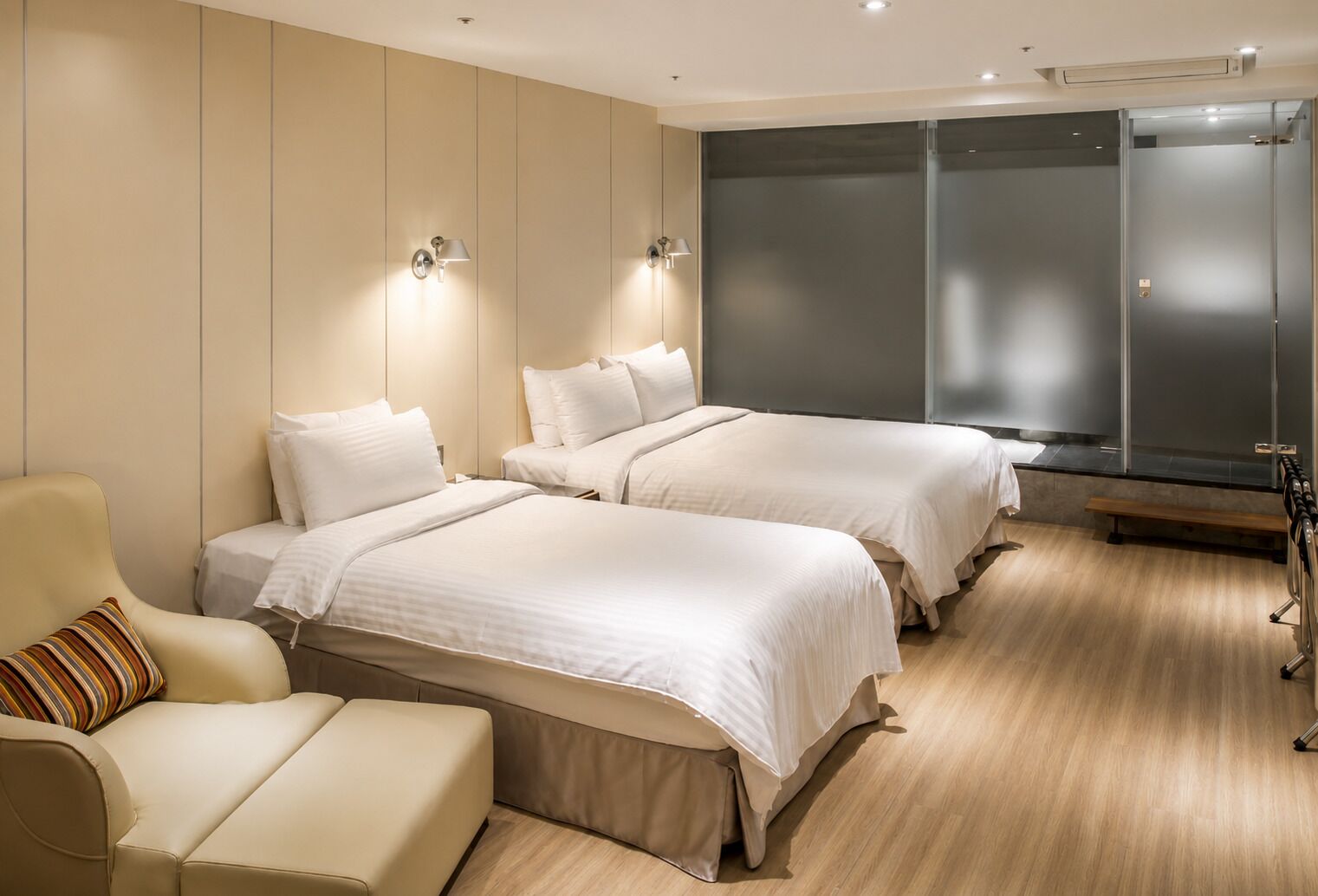 Premium bedding, Select Comfort beds, free minibar, in-room safe