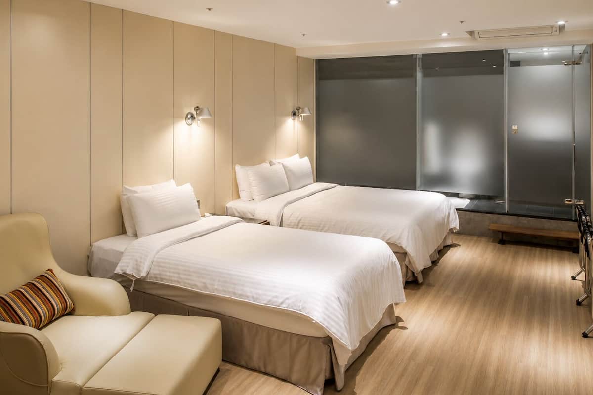 高档床上用品、Select Comfort 床、迷你吧（备有免费物品）、客房内保险箱