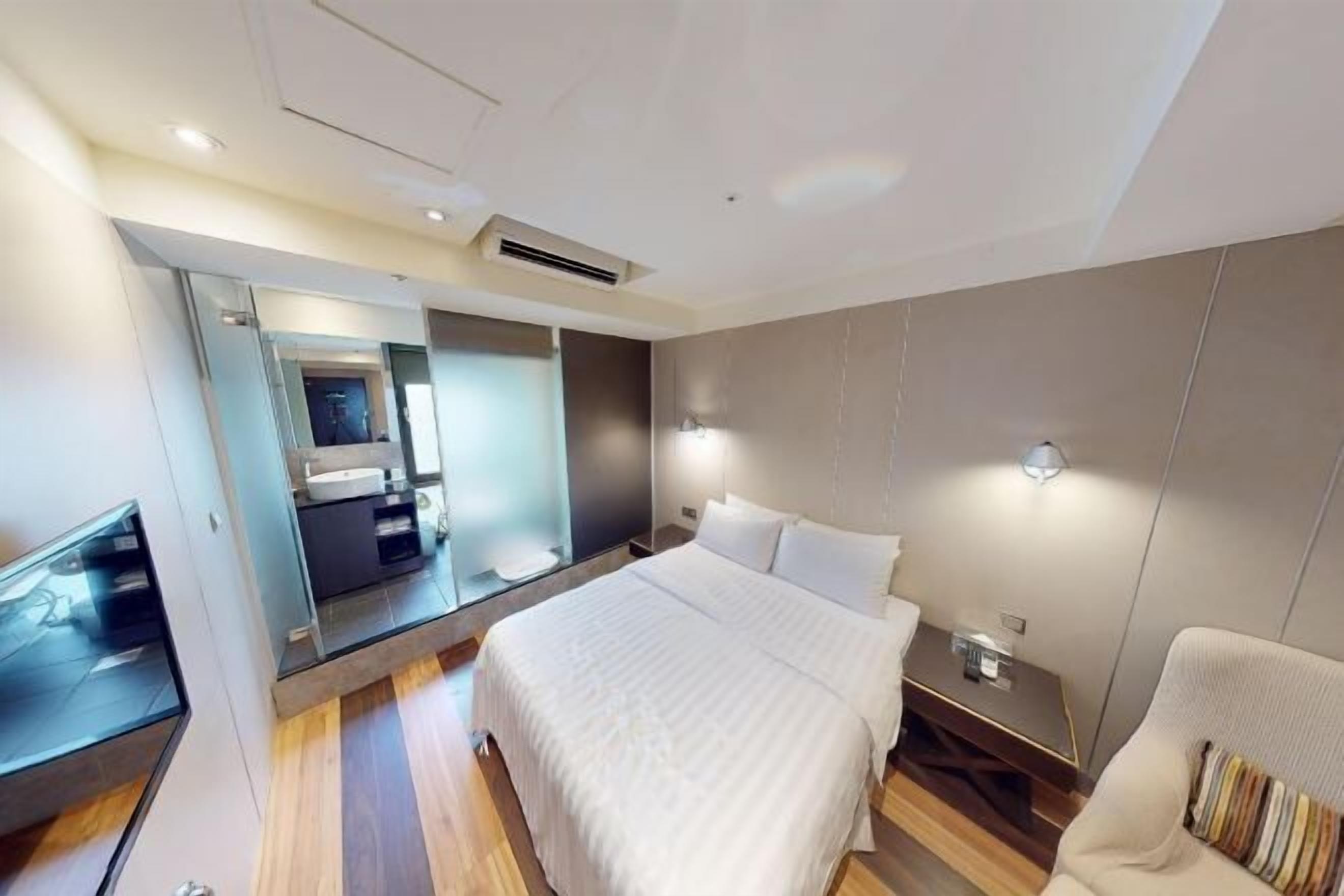 高档床上用品、Select Comfort 床、迷你吧（备有免费物品）、客房内保险箱