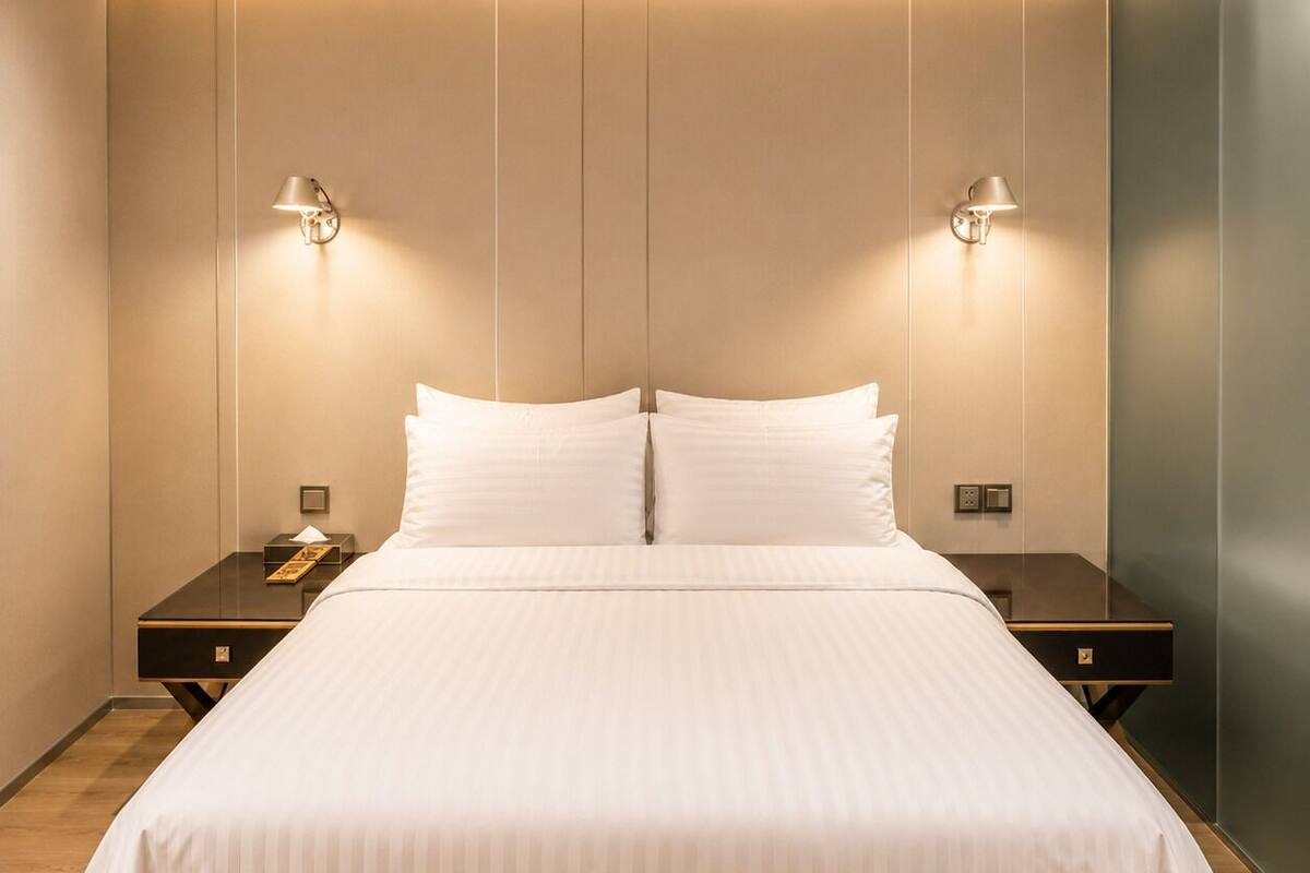 高档床上用品、Select Comfort 床、迷你吧（备有免费物品）、客房内保险箱
