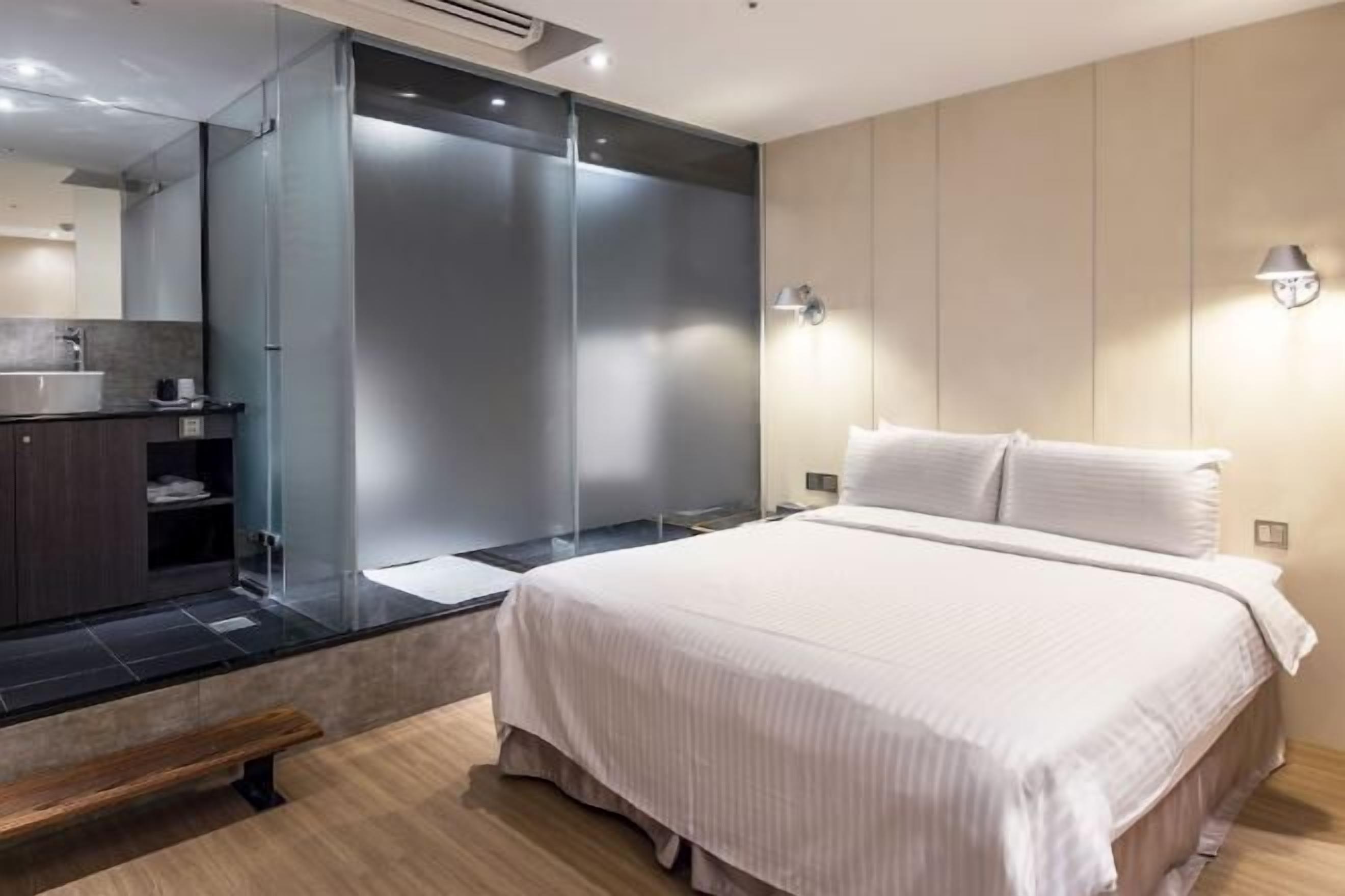 高档床上用品、Select Comfort 床、迷你吧（备有免费物品）、客房内保险箱