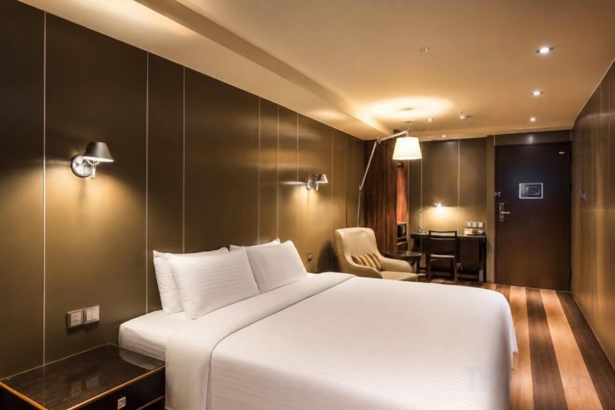 Premium bedding, Select Comfort beds, free minibar, in-room safe