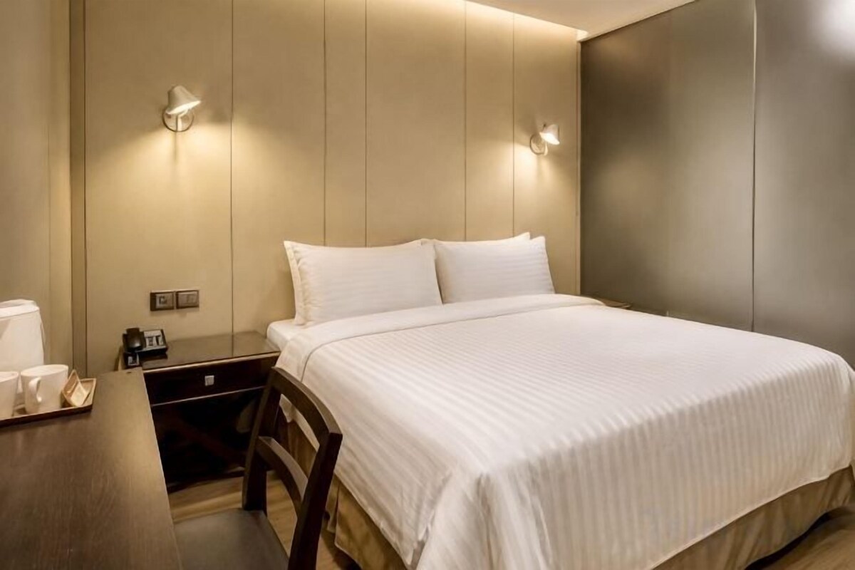 Premium bedding, Select Comfort beds, free minibar, in-room safe