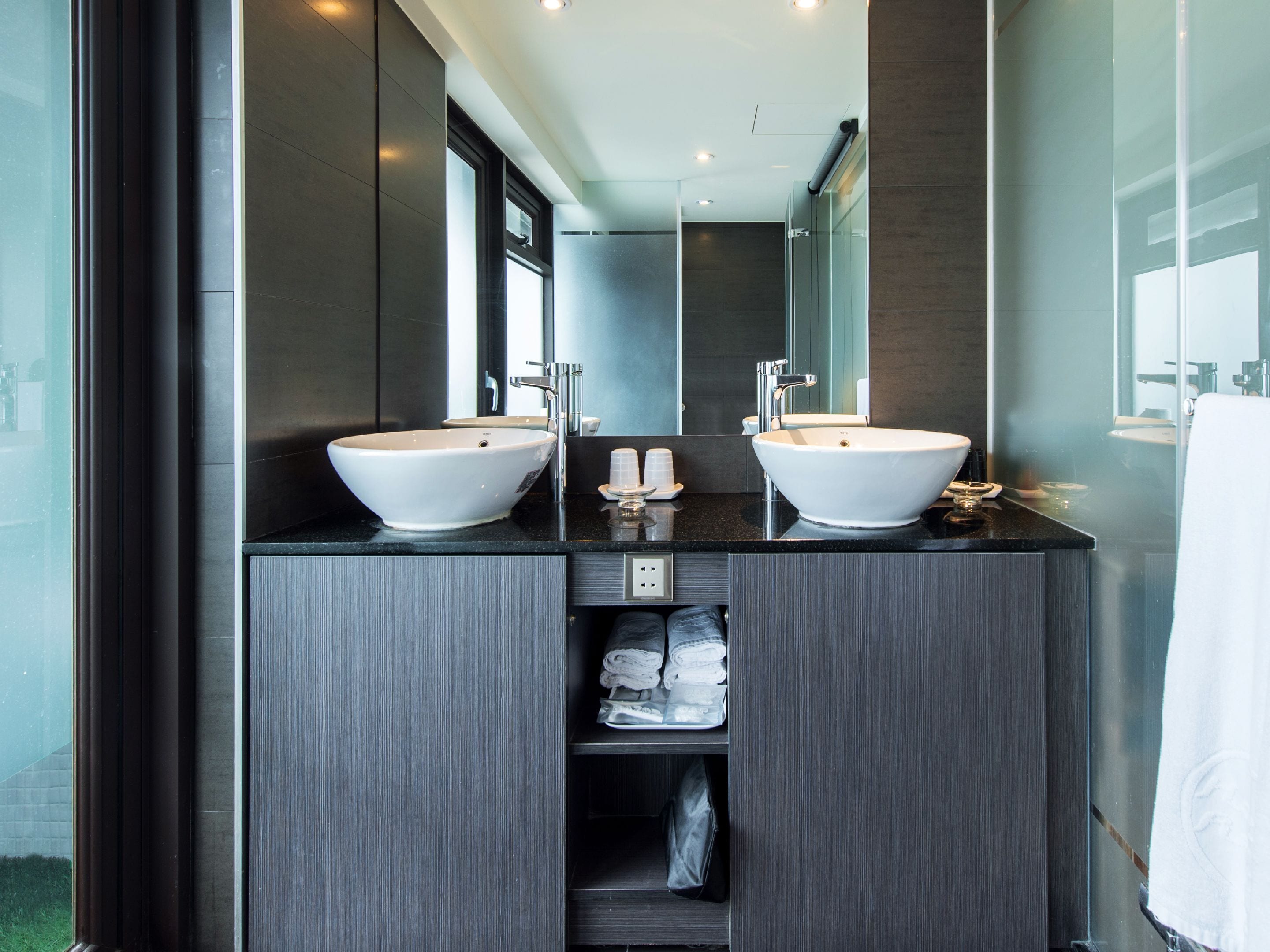 family suite, higher floor  | bathroom | shower, hair dryer, slippers, bidet