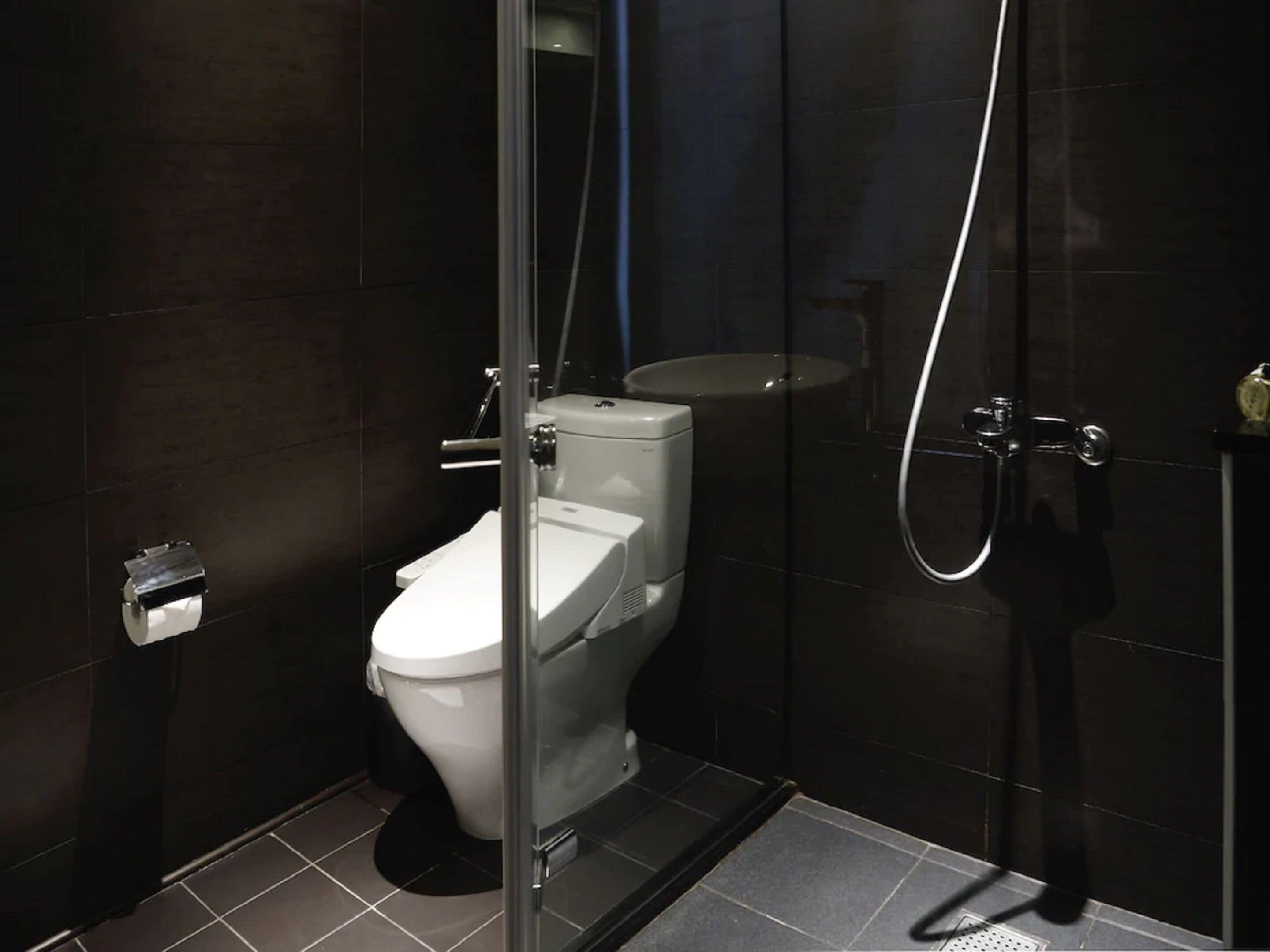 deluxe suite, higher floor  | bathroom | shower, hair dryer, slippers, bidet