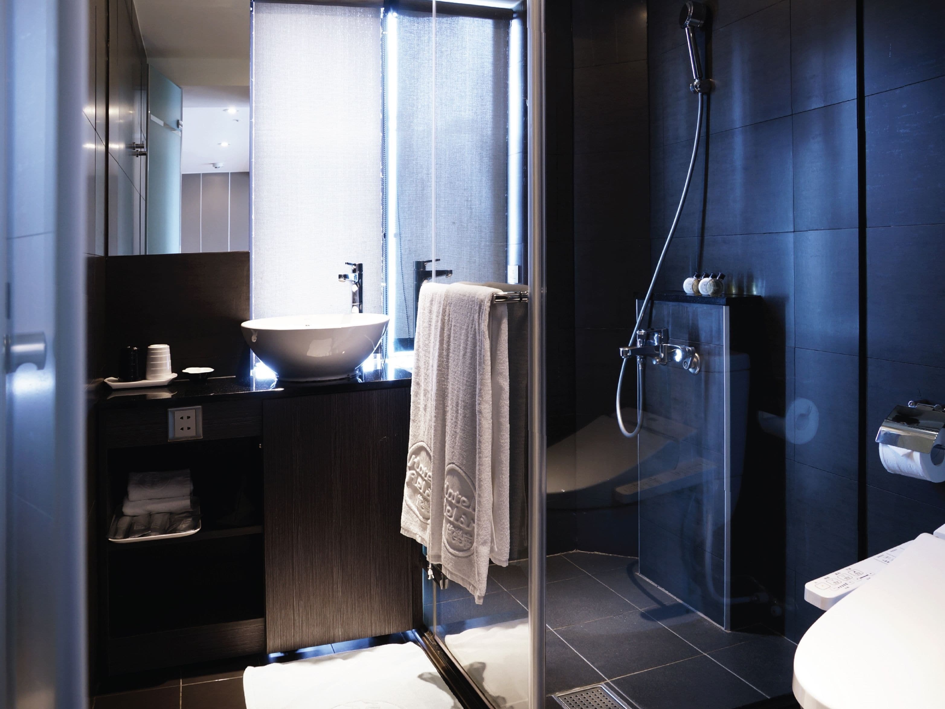 deluxe suite, higher floor  | bathroom | shower, hair dryer, slippers, bidet