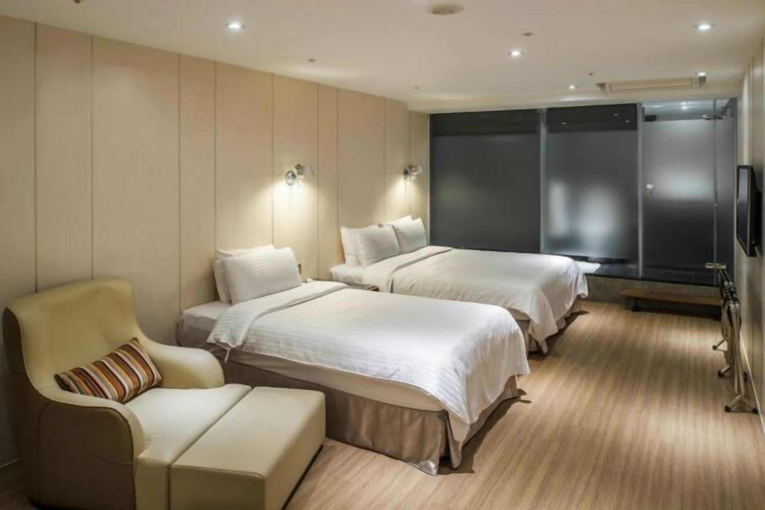 高档床上用品、Select Comfort 床、迷你吧（备有免费物品）、客房内保险箱