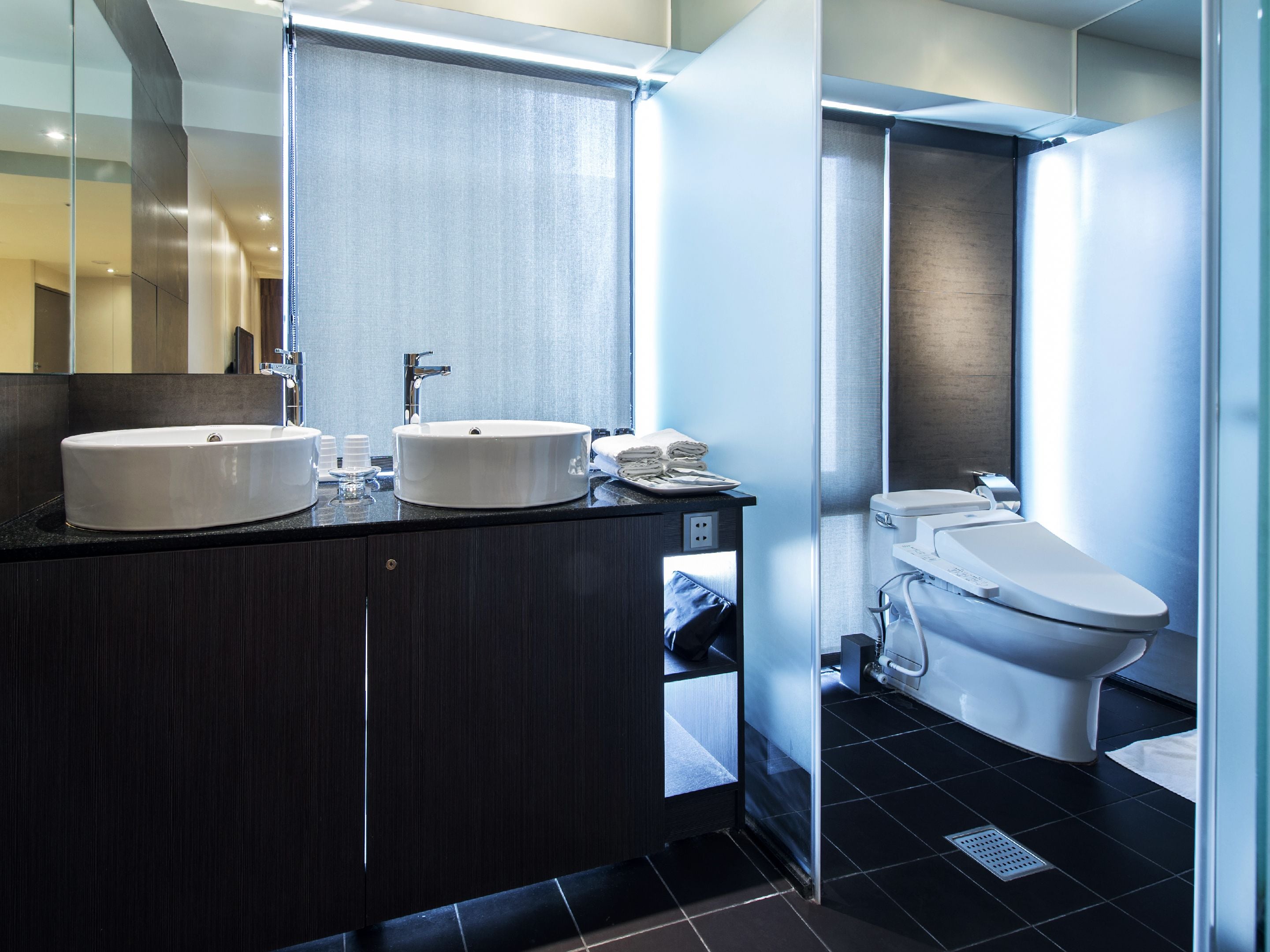 family suite, higher floor  | bathroom sink