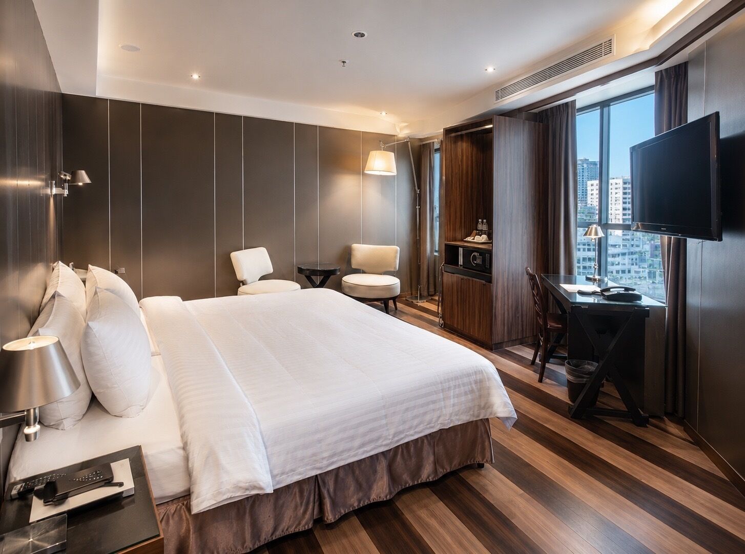 高档床上用品、Select Comfort 床、迷你吧（备有免费物品）、客房内保险箱