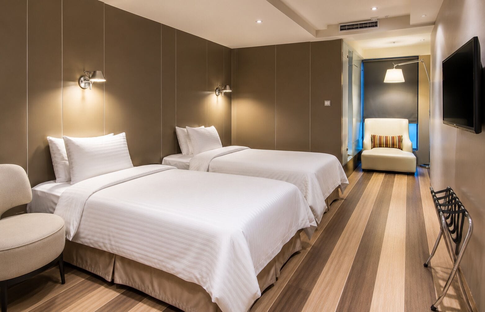 Premium bedding, Select Comfort beds, free minibar, in-room safe