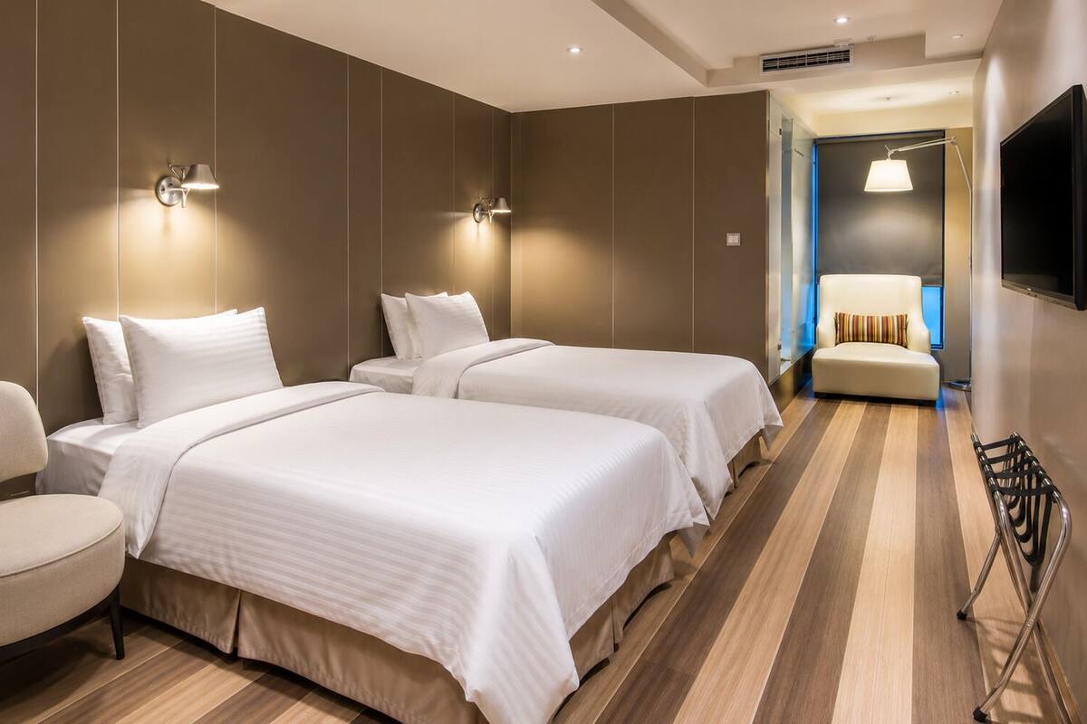 高档床上用品、Select Comfort 床、迷你吧（备有免费物品）、客房内保险箱