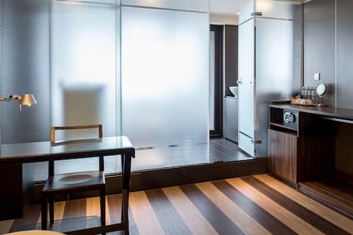 Premium bedding, Select Comfort beds, free minibar, in-room safe