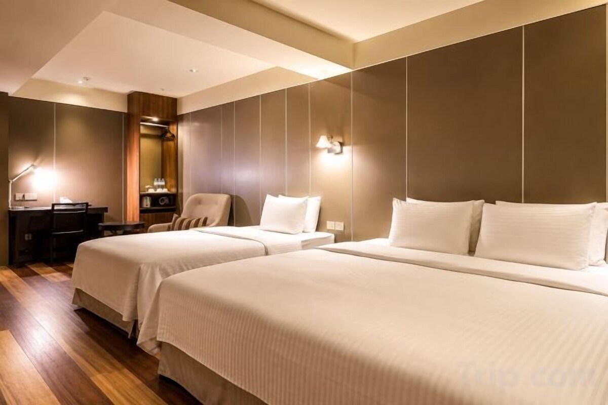 Premium bedding, Select Comfort beds, free minibar, in-room safe