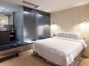 Premium bedding, Select Comfort beds, free minibar, in-room safe - Hotel Relax (Taipei)