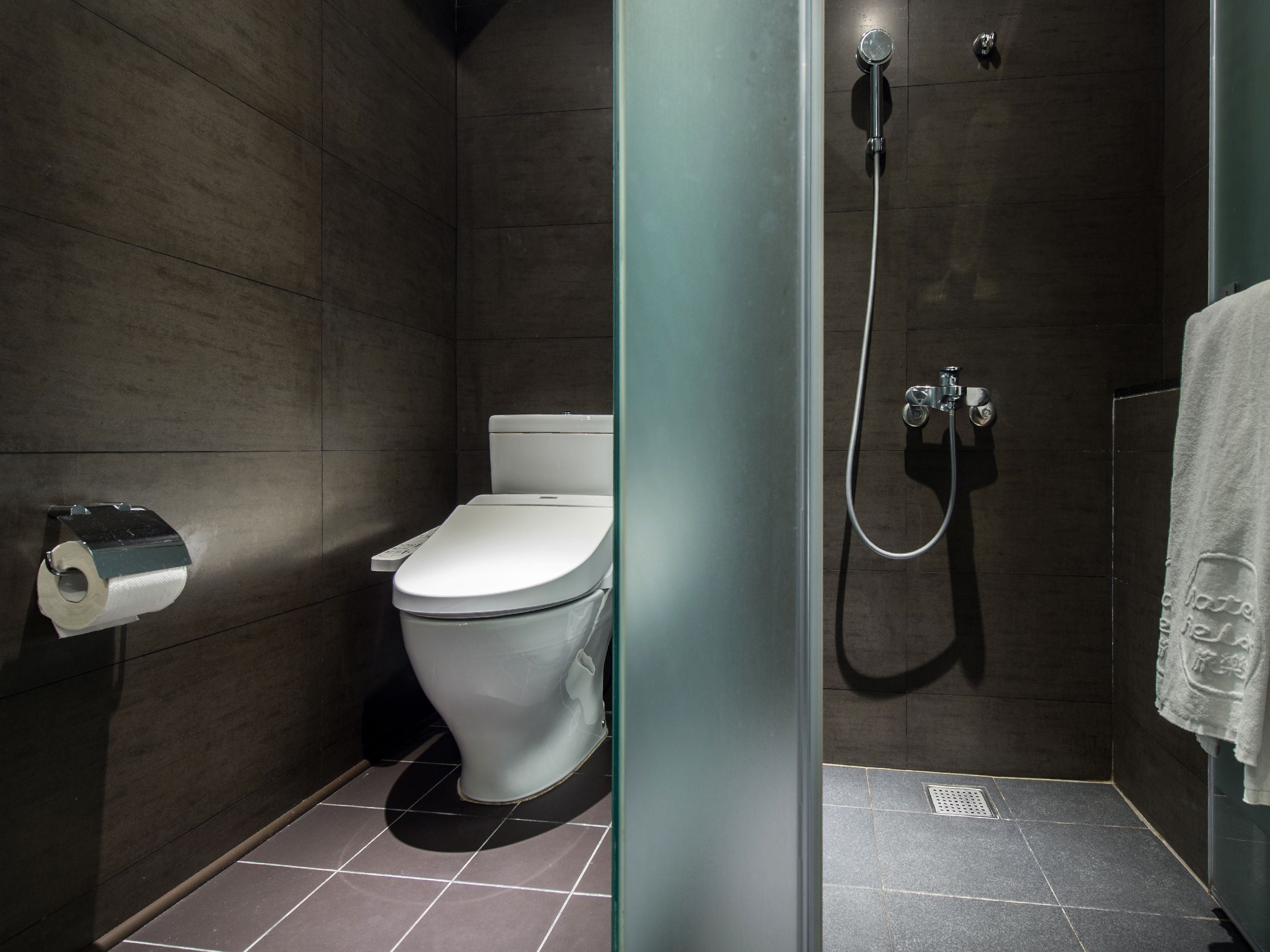 executive triple room, higher floor  | bathroom | shower, hair dryer, slippers, bidet