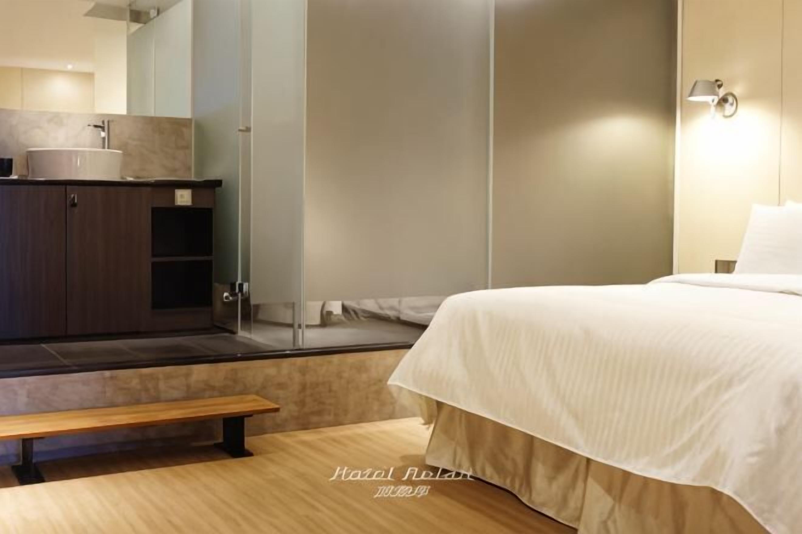 Premium bedding, Select Comfort beds, free minibar, in-room safe