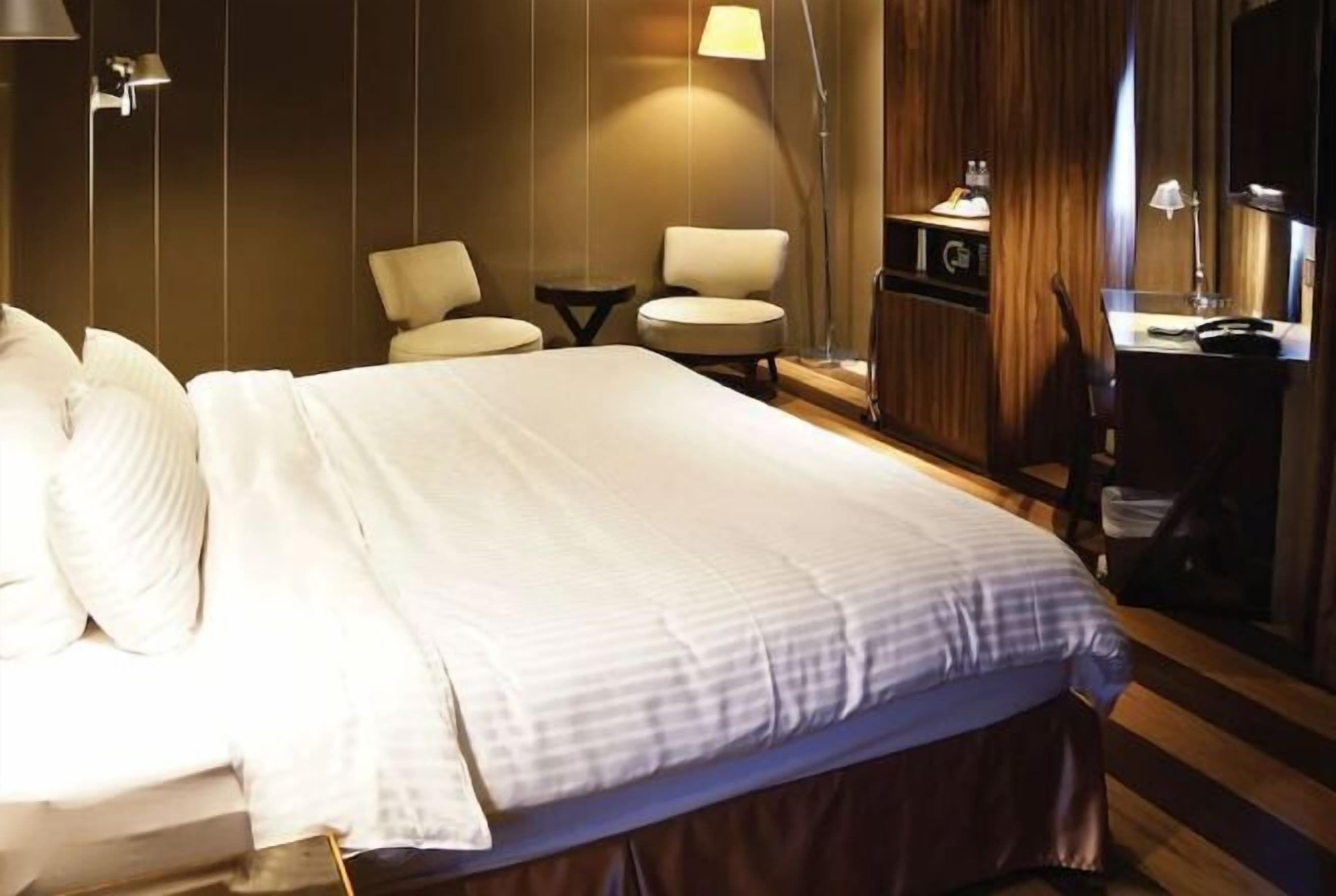 高档床上用品、Select Comfort 床、迷你吧（备有免费物品）、客房内保险箱