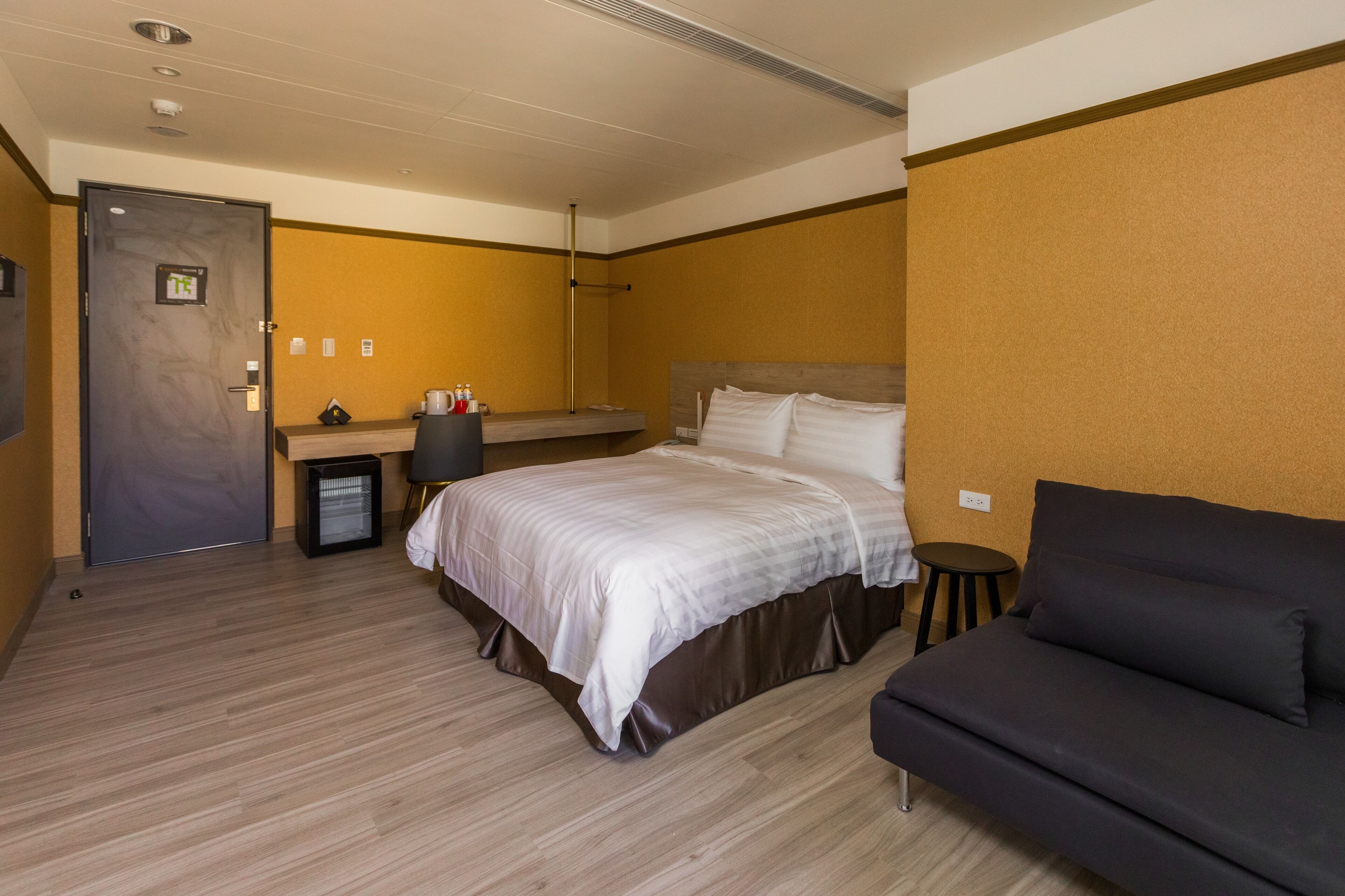 deluxe double room | 1 bedroom, down duvets, pillow-top beds, desk