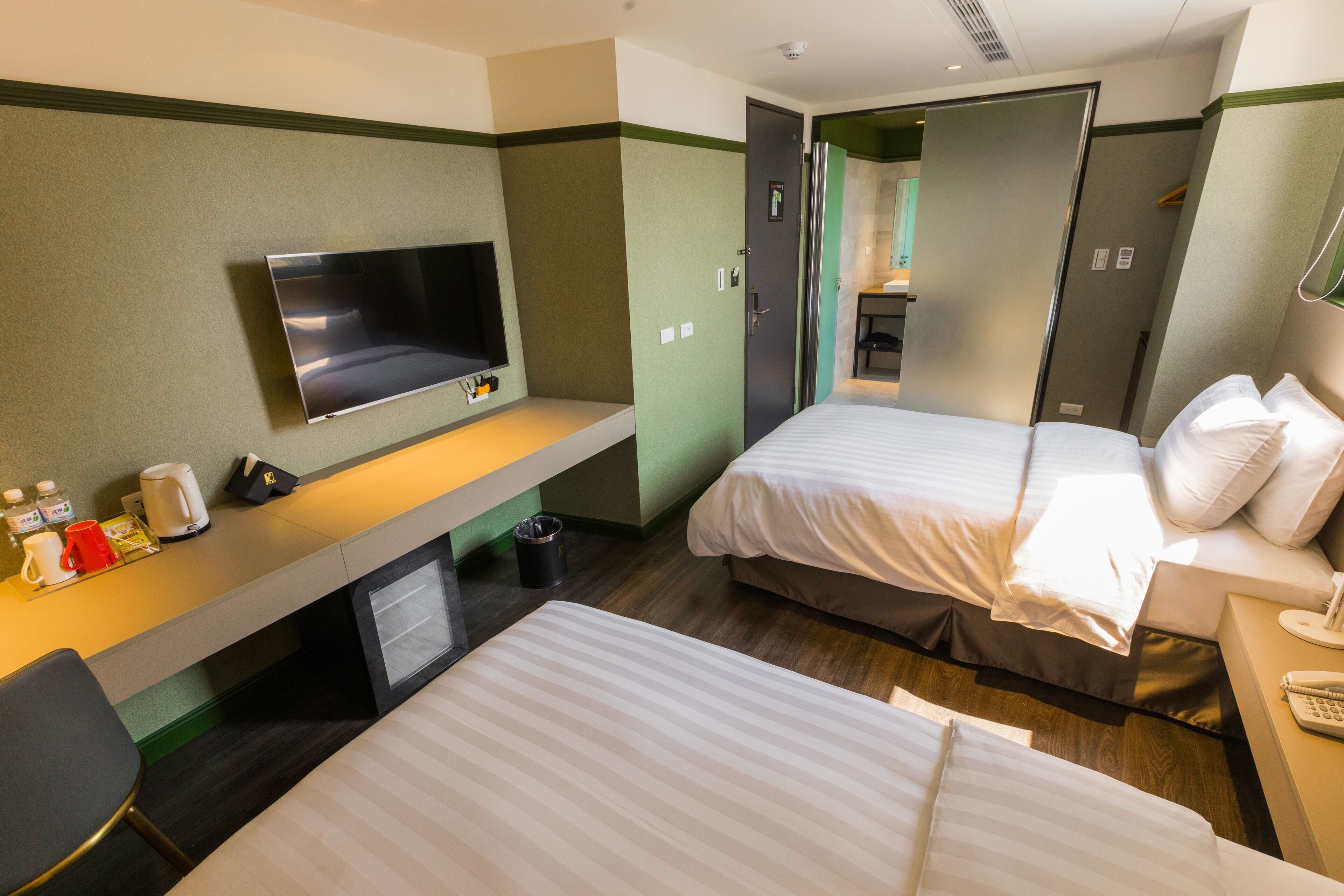 standard twin room | 1 bedroom, down duvets, pillow-top beds, desk