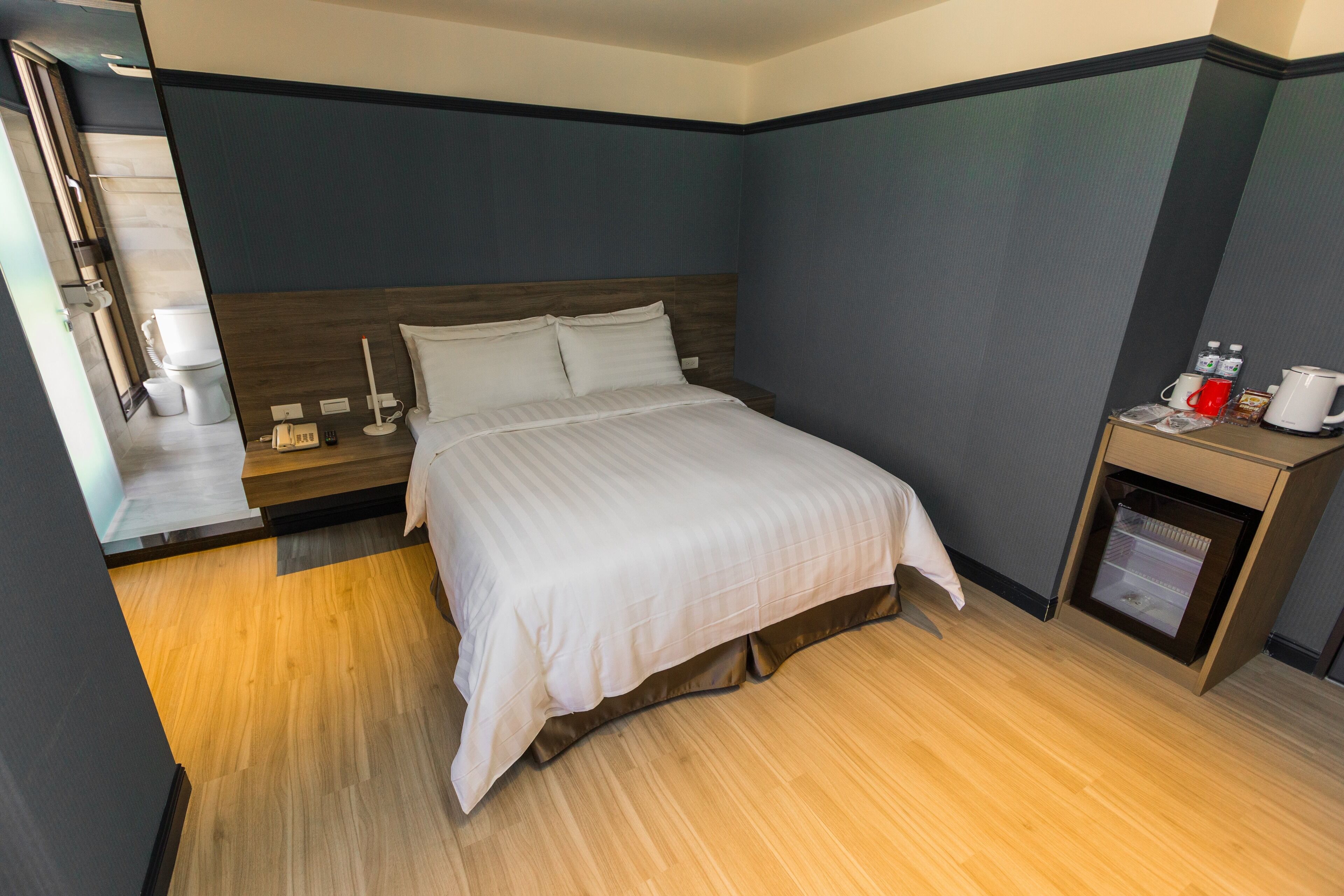 standard double room | 1 bedroom, down duvets, pillow-top beds, desk