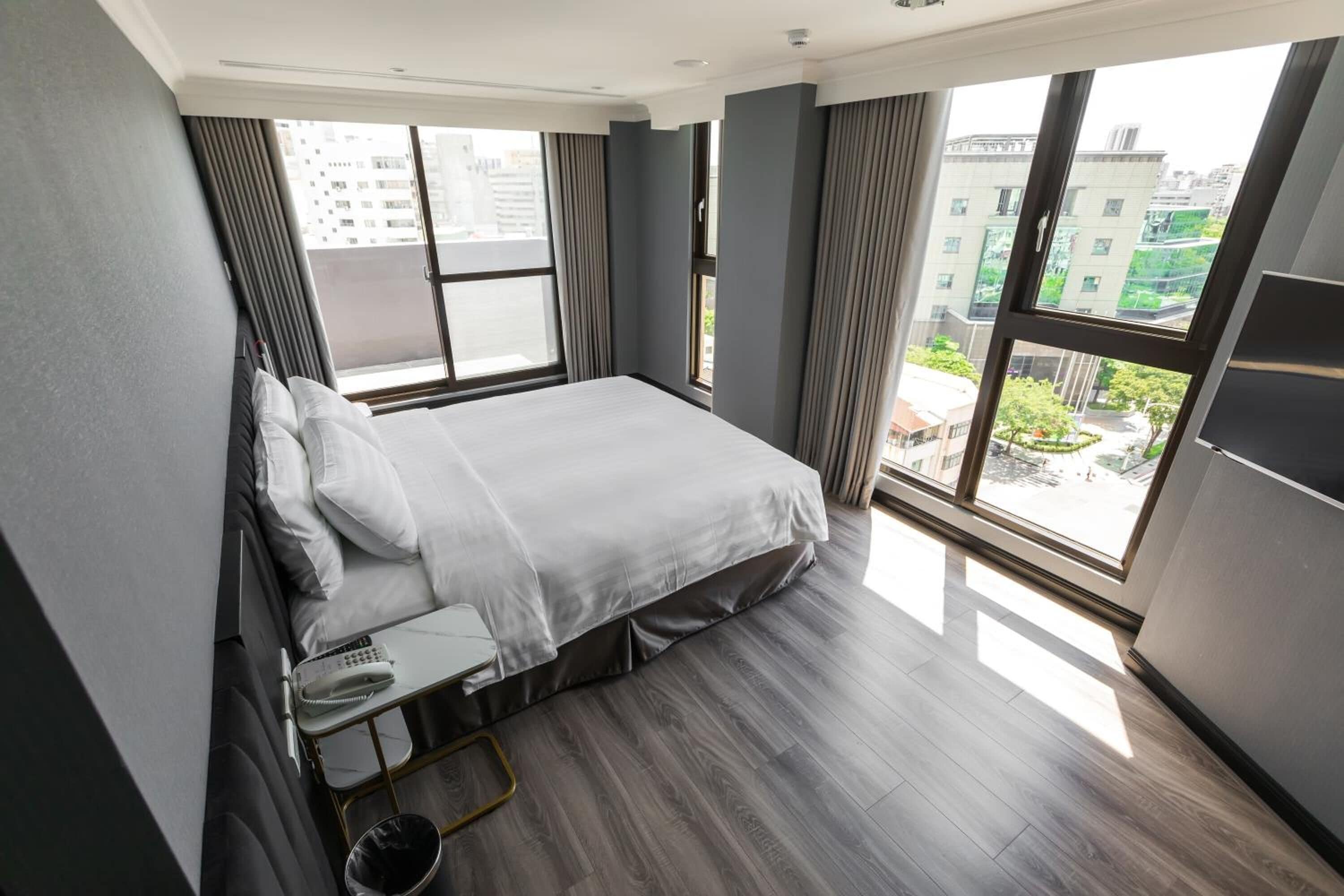 1 bedroom, down duvets, pillow-top beds, desk