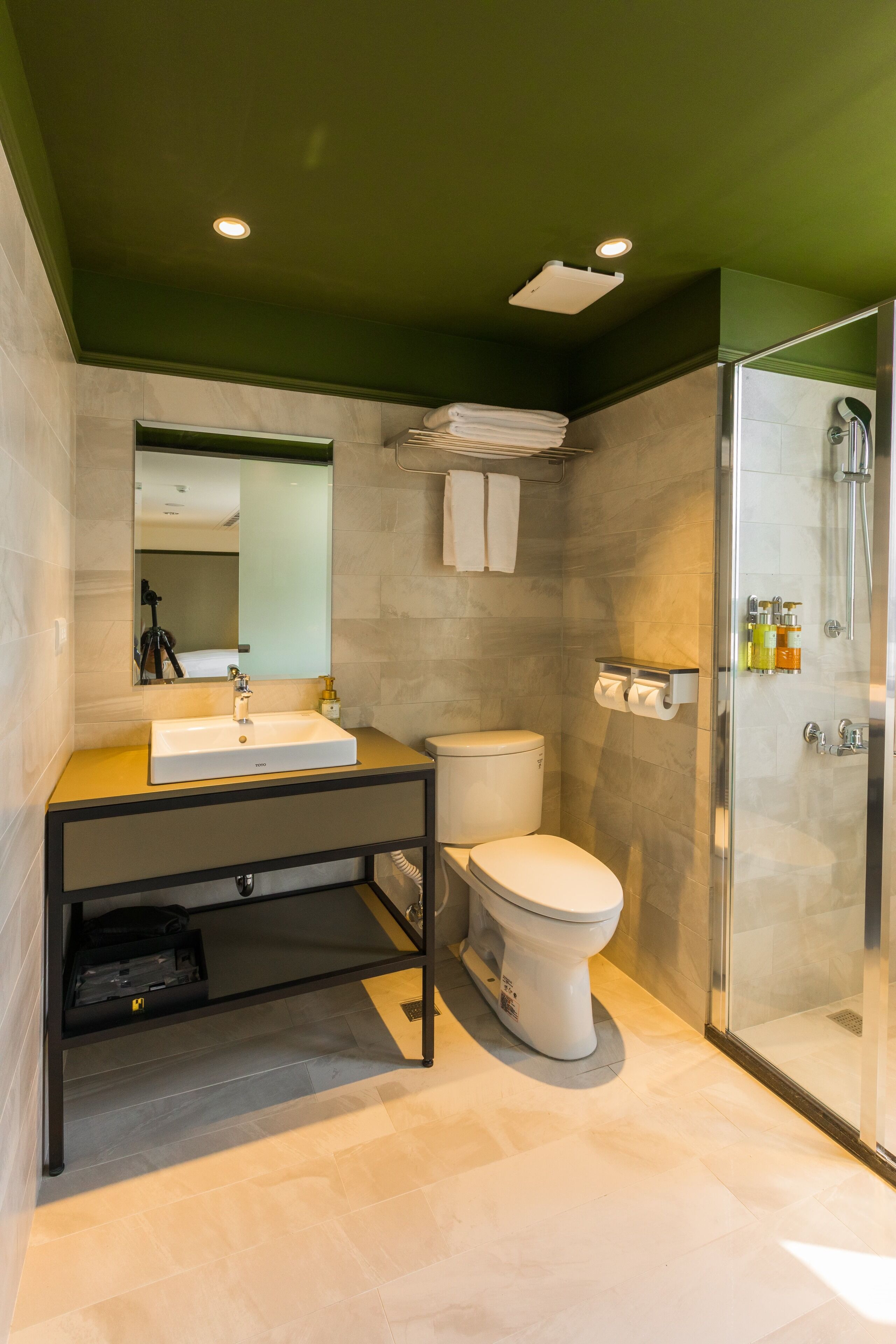standard twin room | bathroom | shower, free toiletries, hair dryer, slippers