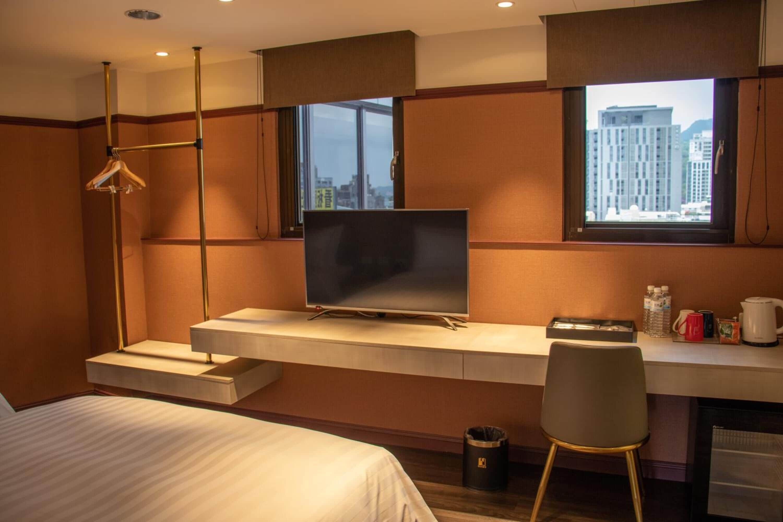 1 bedroom, down duvets, pillow-top beds, desk