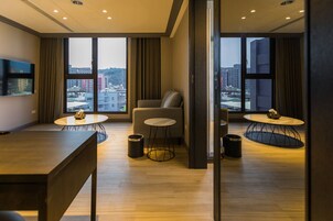 Business Double Room | Down comforters, pillowtop beds, desk, laptop workspace