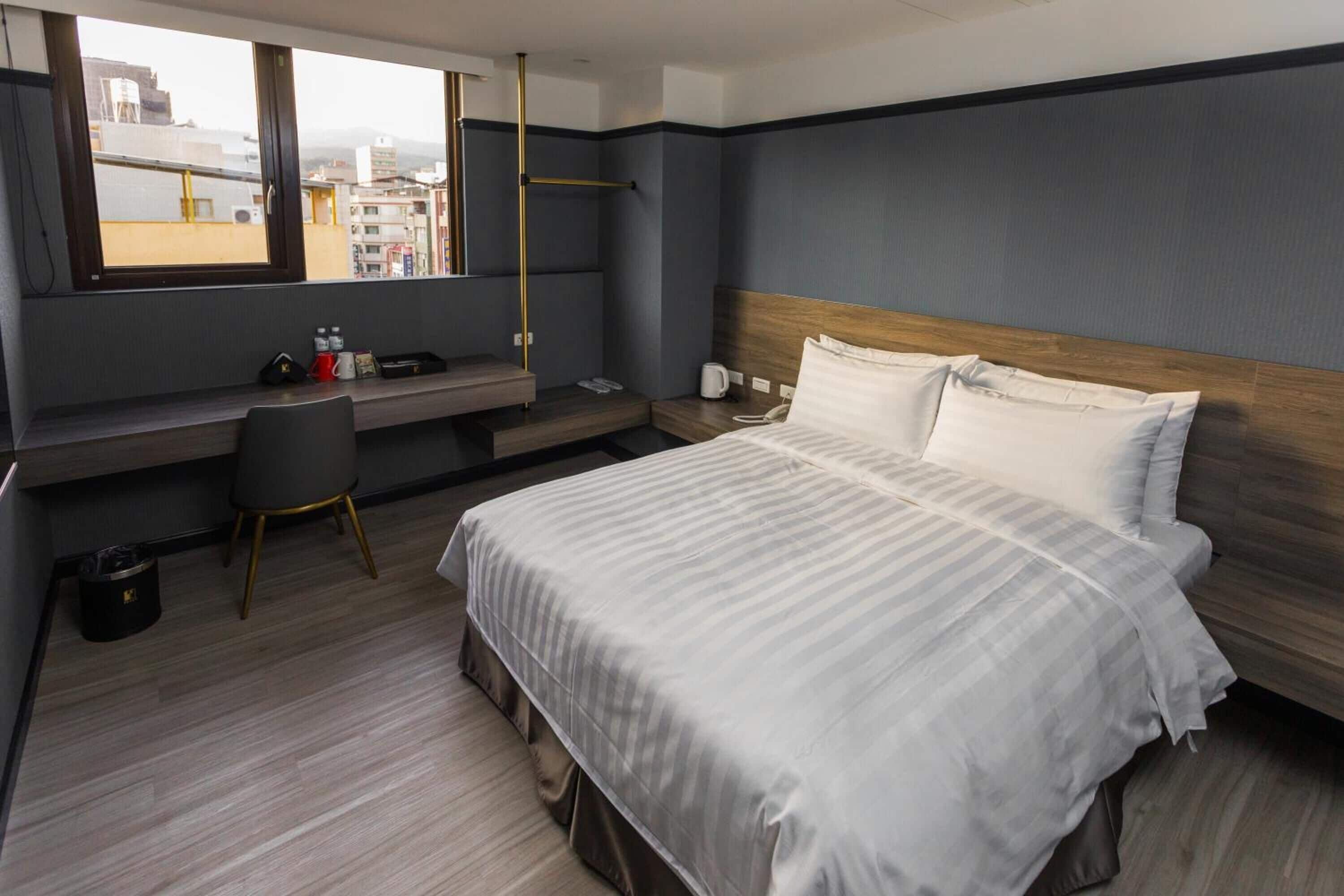 1 bedroom, down duvets, pillow-top beds, desk