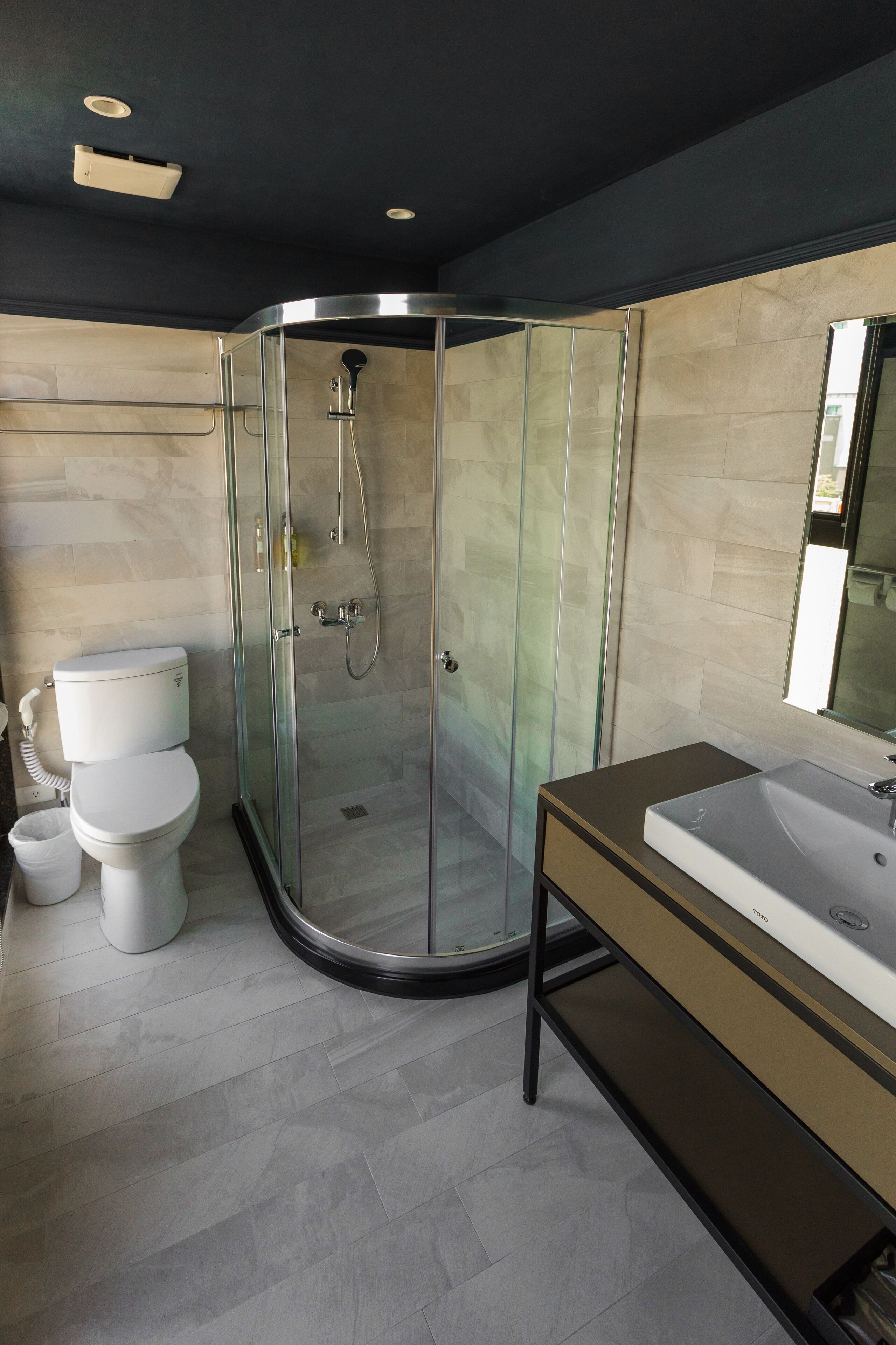 standard double room | bathroom | shower, free toiletries, hair dryer, slippers