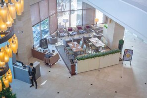 Déjeuner et dîner servis sur place