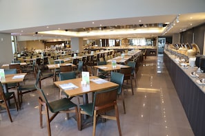 Daily buffet breakfast (TWD 638 per person)
