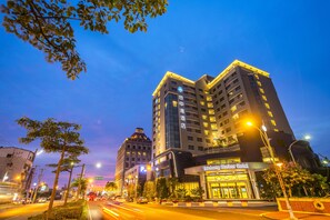 Front of property - evening/night - Taichung Harbor Hotel (Taichung)