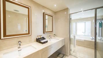 Grand-Suite | Badezimmer | Badewanne und Dusche (separat), Haartrockner, Hausschuhe, Handtücher