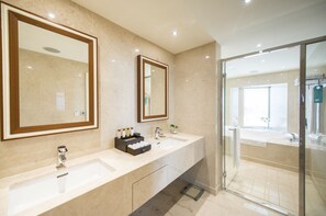 Bañera y ducha independientes, secador de pelo, pantuflas, toallas