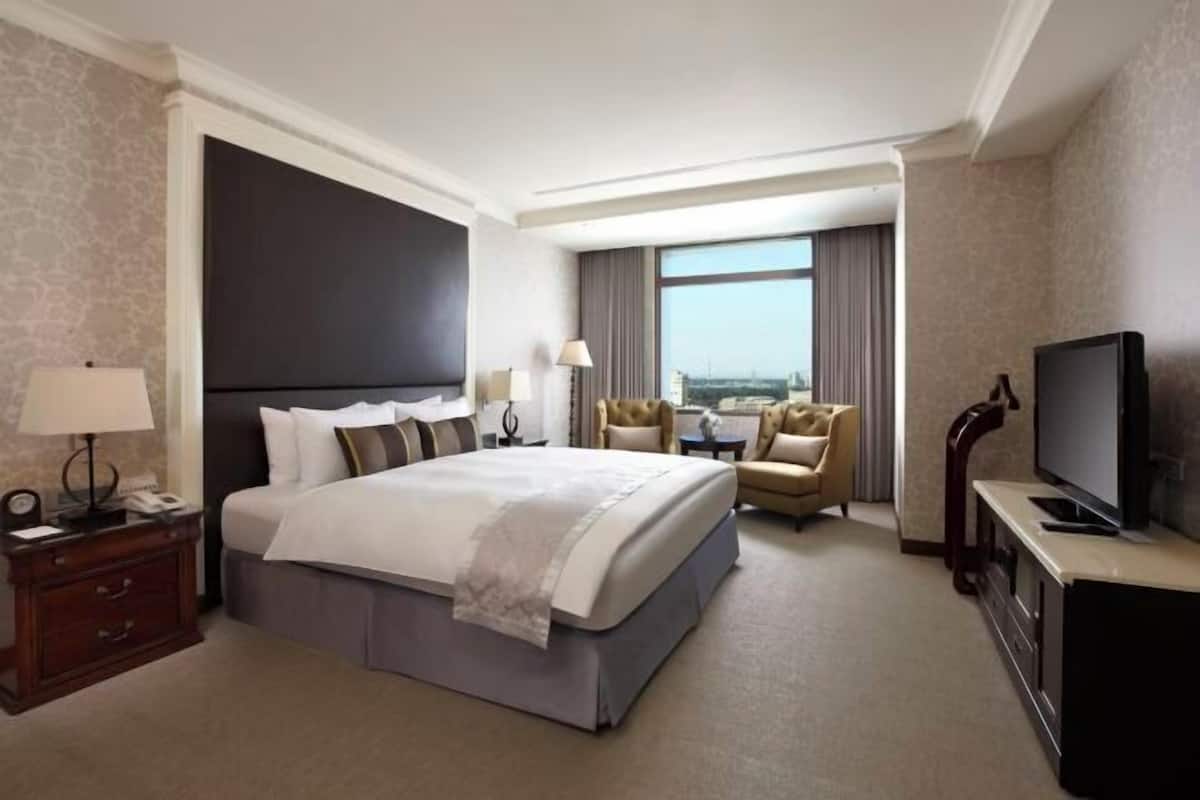 In-room safe, desk, free WiFi, bed sheets
