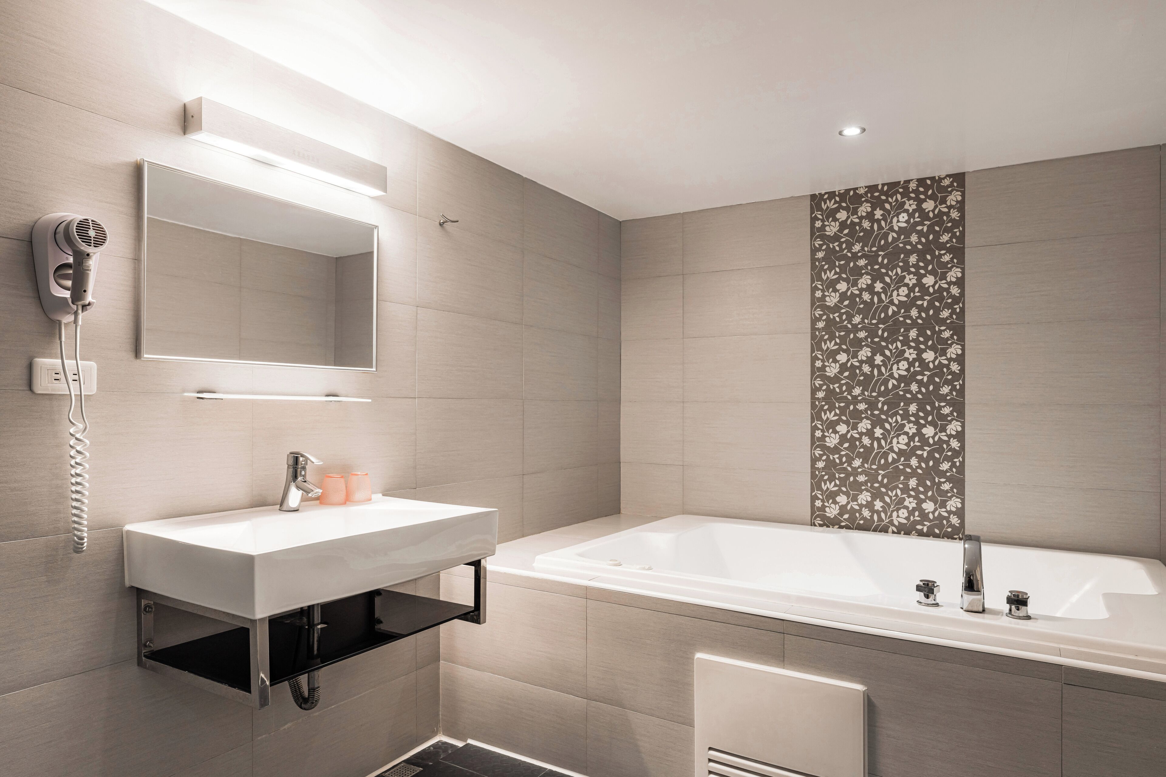 deluxe double room, non smoking, jetted tub | bathroom | free toiletries, hair dryer, towels