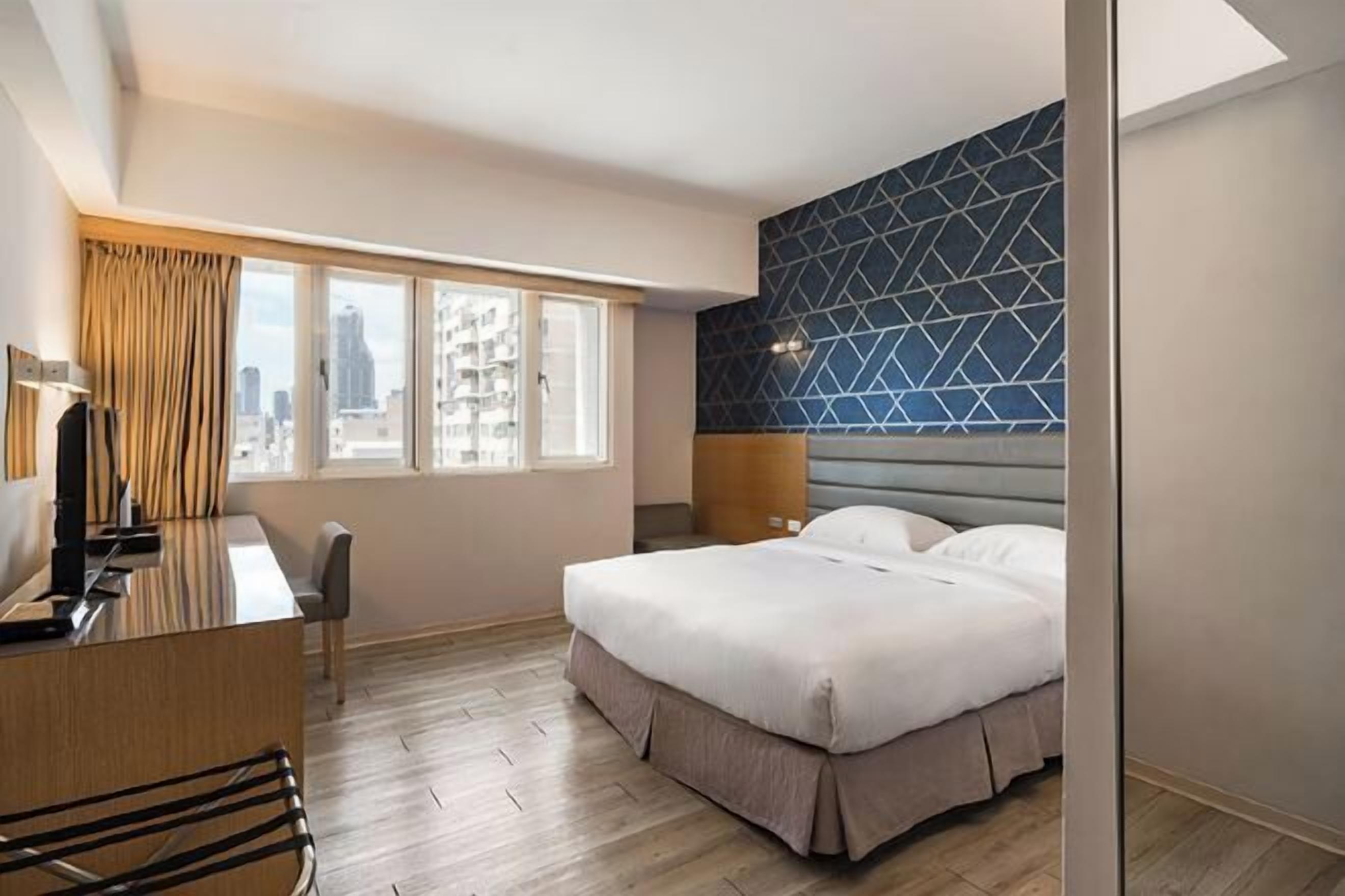 ผ้านวมขนเป็ด, มินิบาร์, โต๊ะทำงาน, ผ้าม่านกันแสง