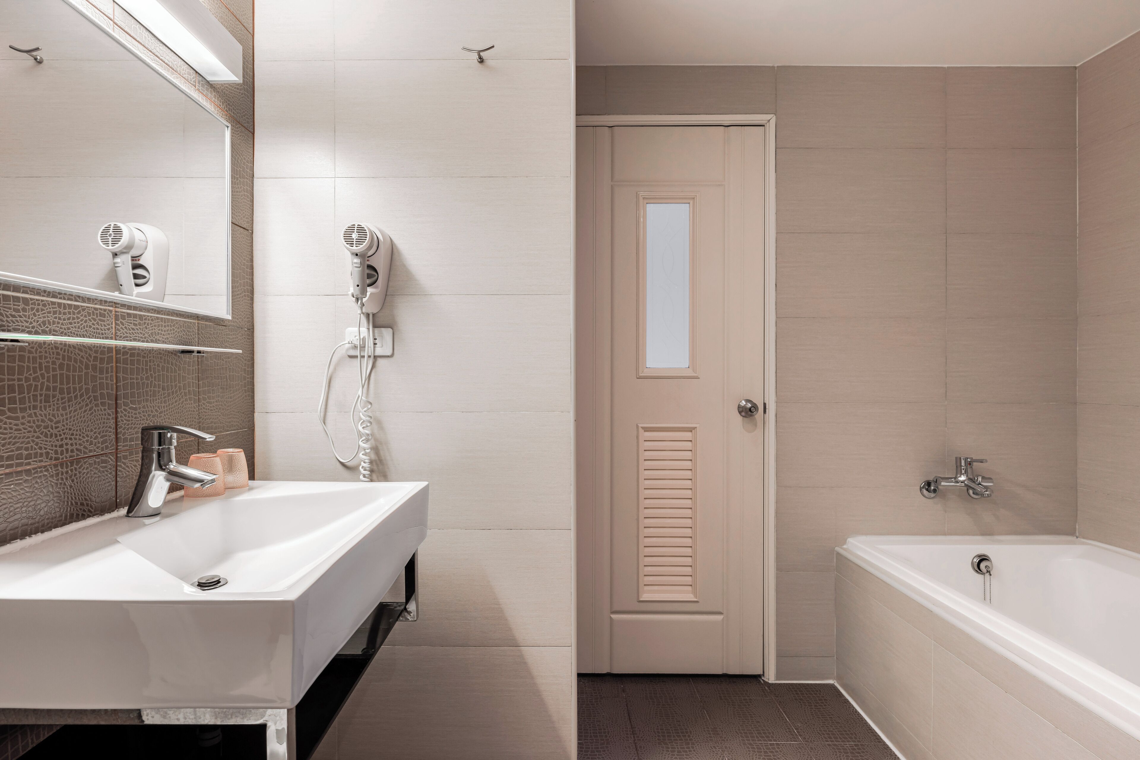 deluxe double room, bathtub | bathroom | free toiletries, hair dryer, towels