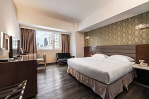 Quarto casal luxo, para não fumantes, banheira de hidromassagem | Edredons de pluma, frigobar, escrivaninha, cortinas blackout