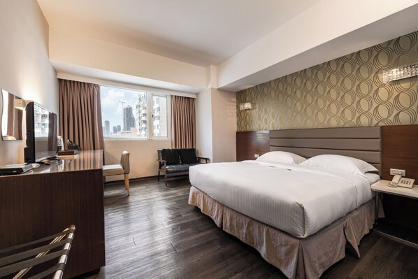 Doppia Deluxe, non fumatori, idromassaggio | Copriletto in piuma, minibar, una scrivania, tende oscuranti