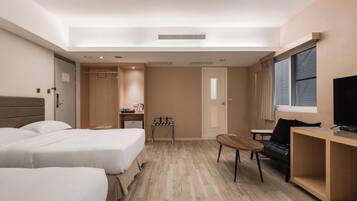 Værelse til 4 personer | Dundyner, minibar, skrivebord, mørklægningsgardiner