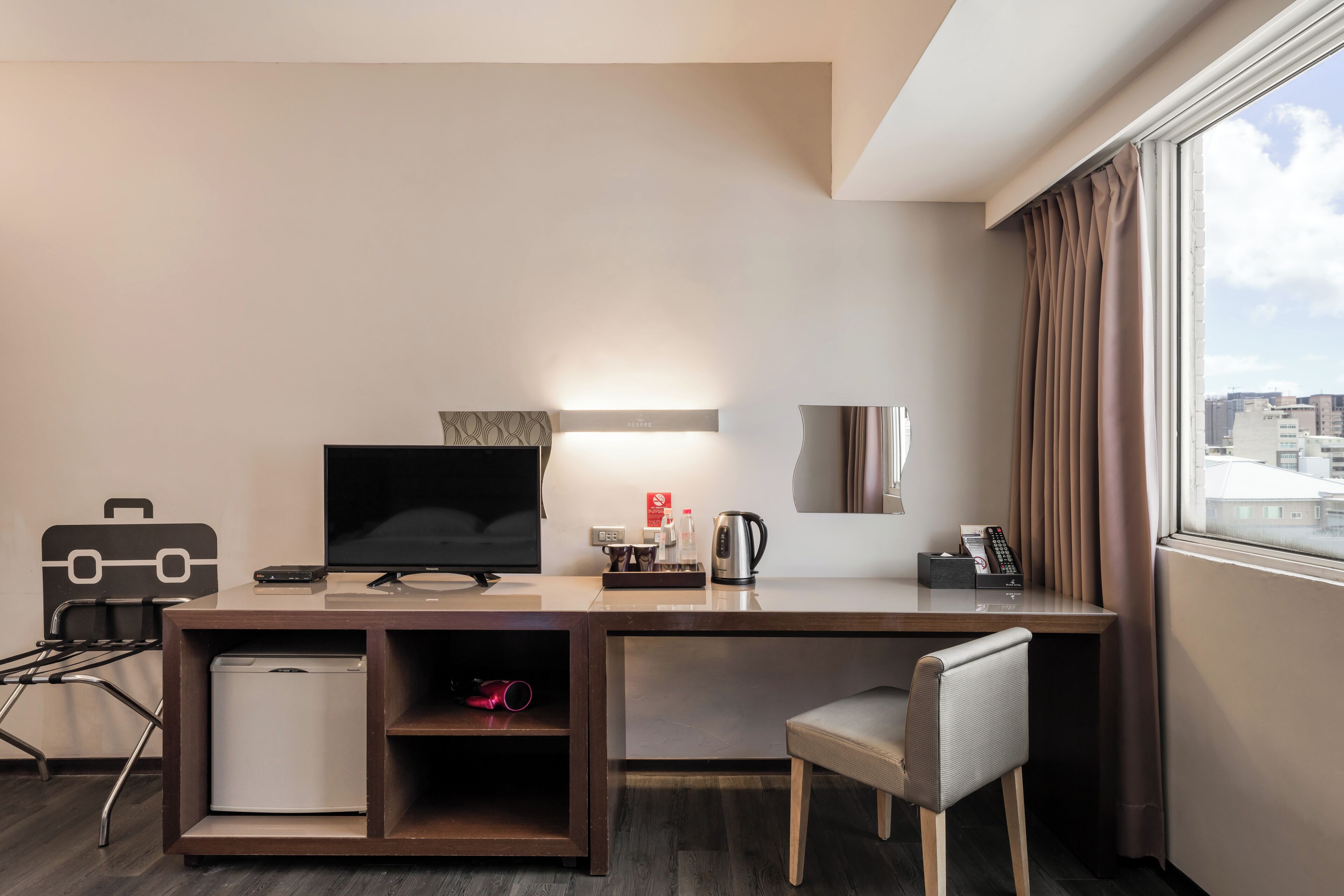 business double room single use | down duvets, minibar, desk, blackout curtains