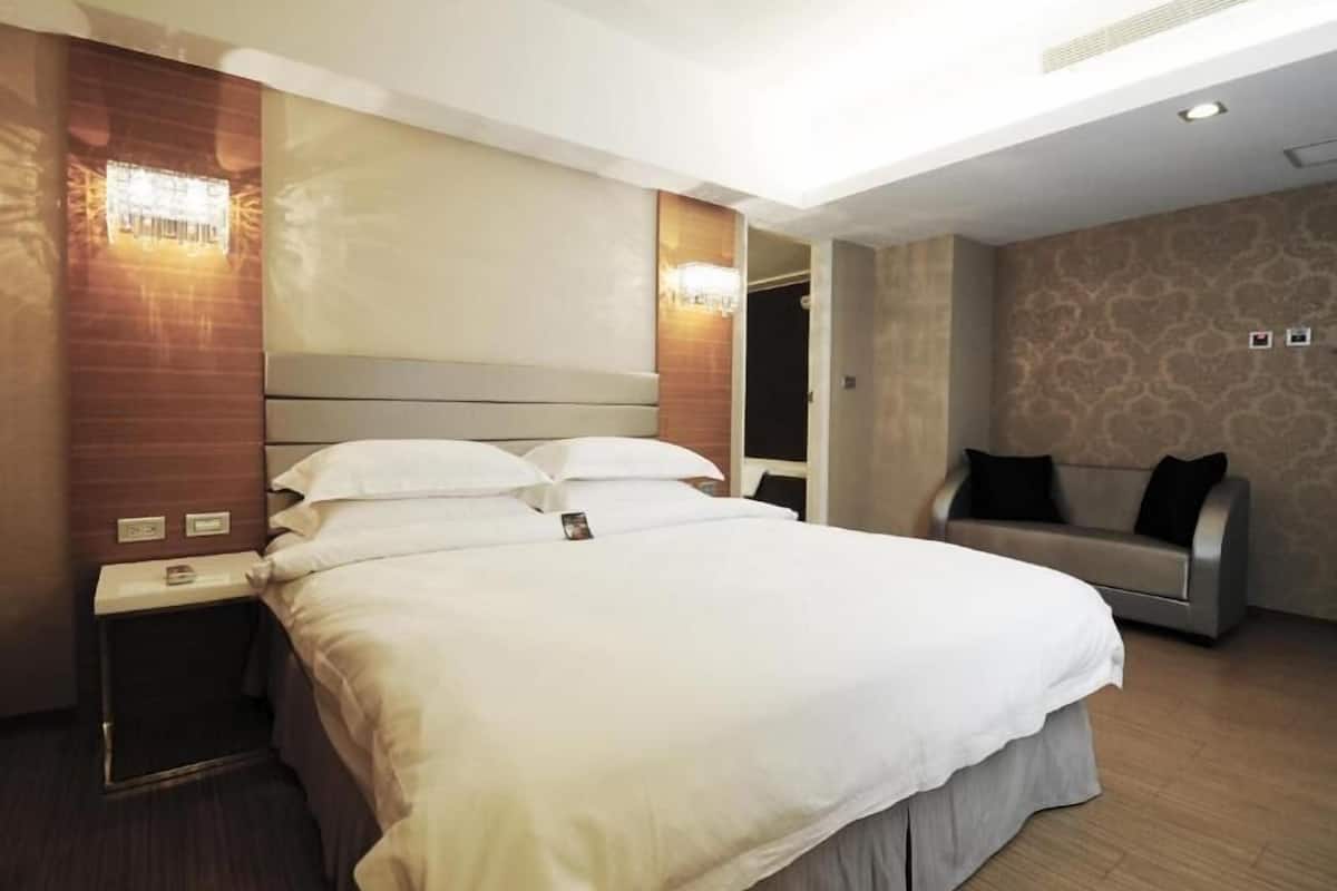 Down comforters, minibar, desk, blackout drapes