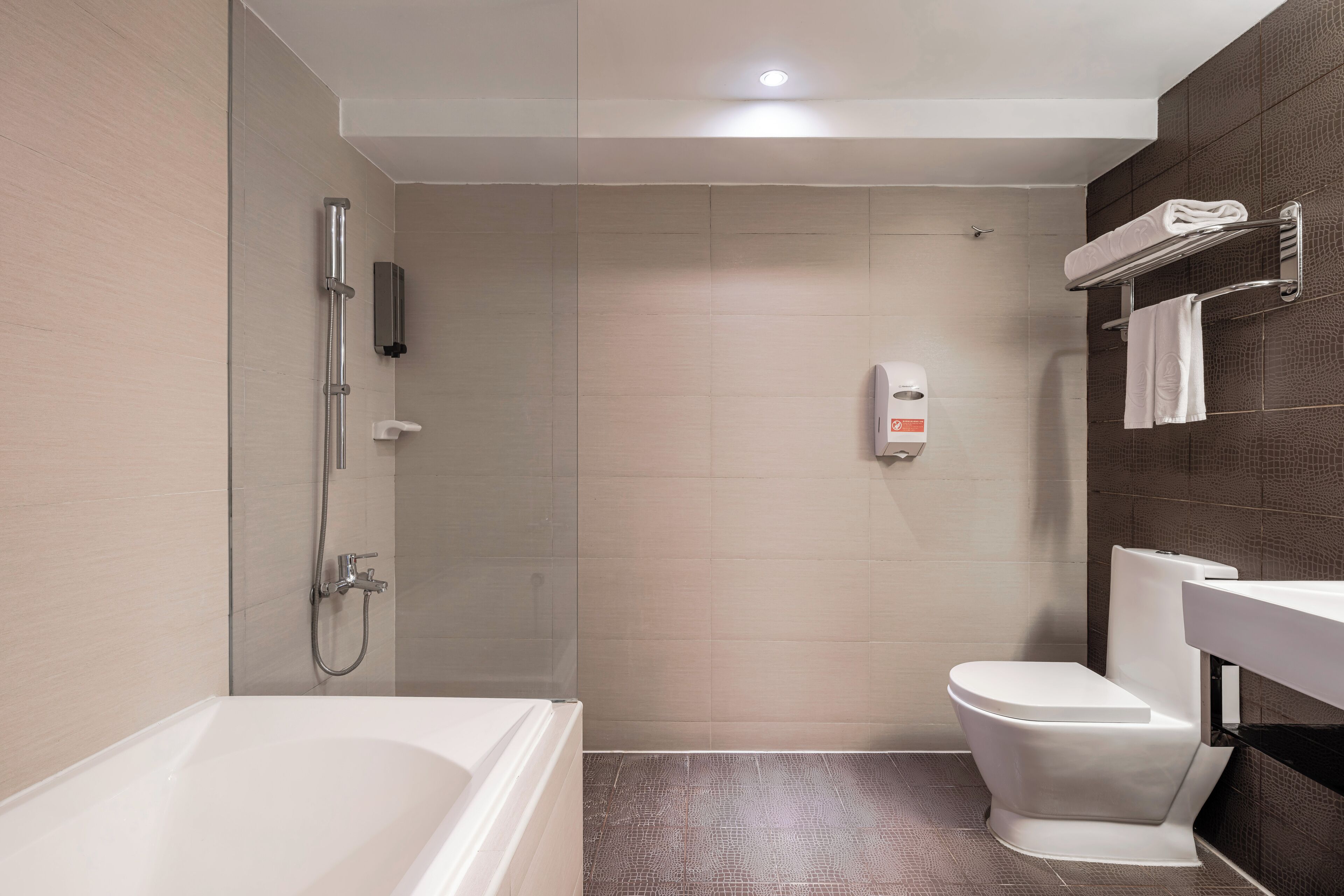 deluxe double room, bathtub | bathroom | free toiletries, hair dryer, towels