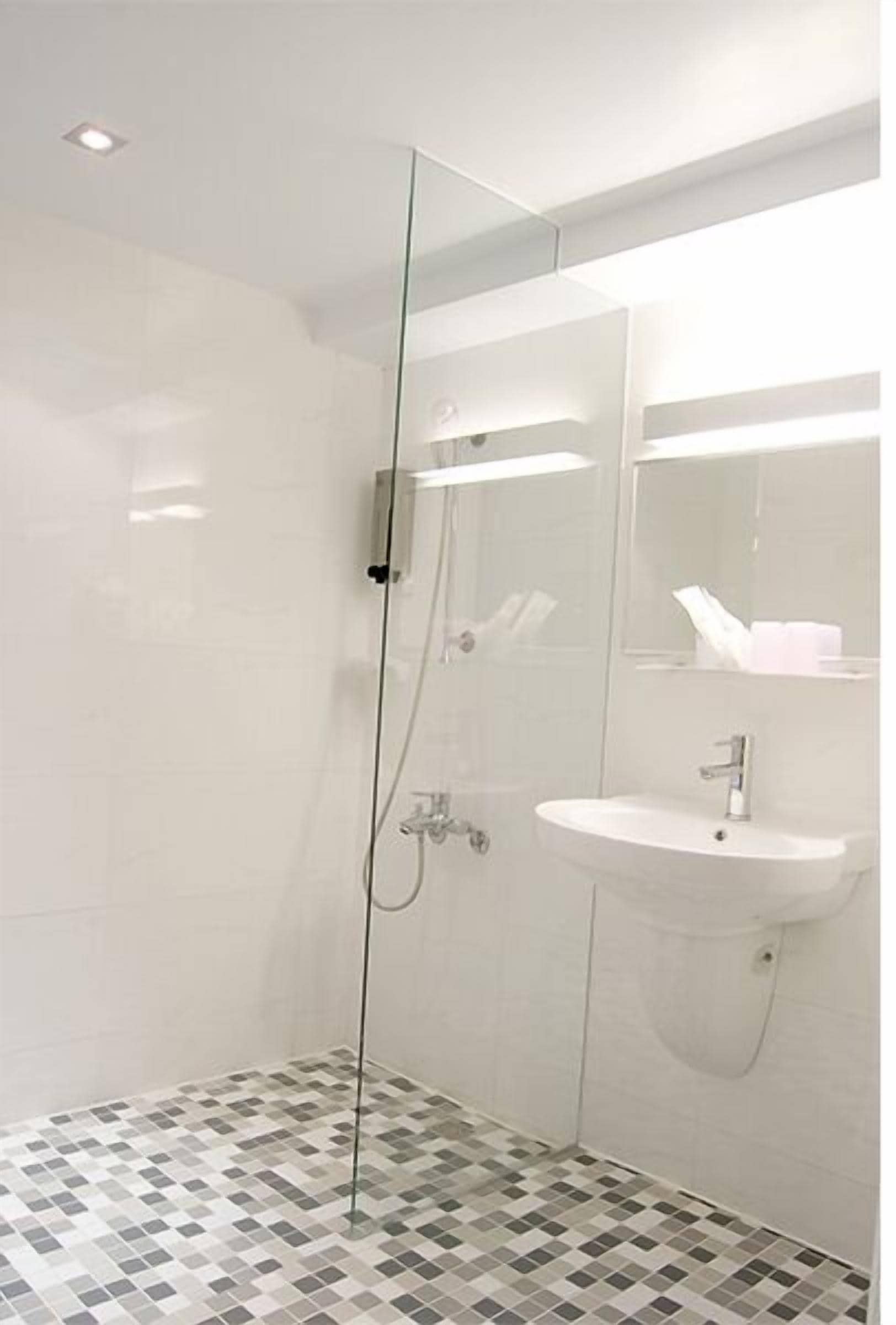 quadruple room | bathroom | free toiletries, hair dryer, towels